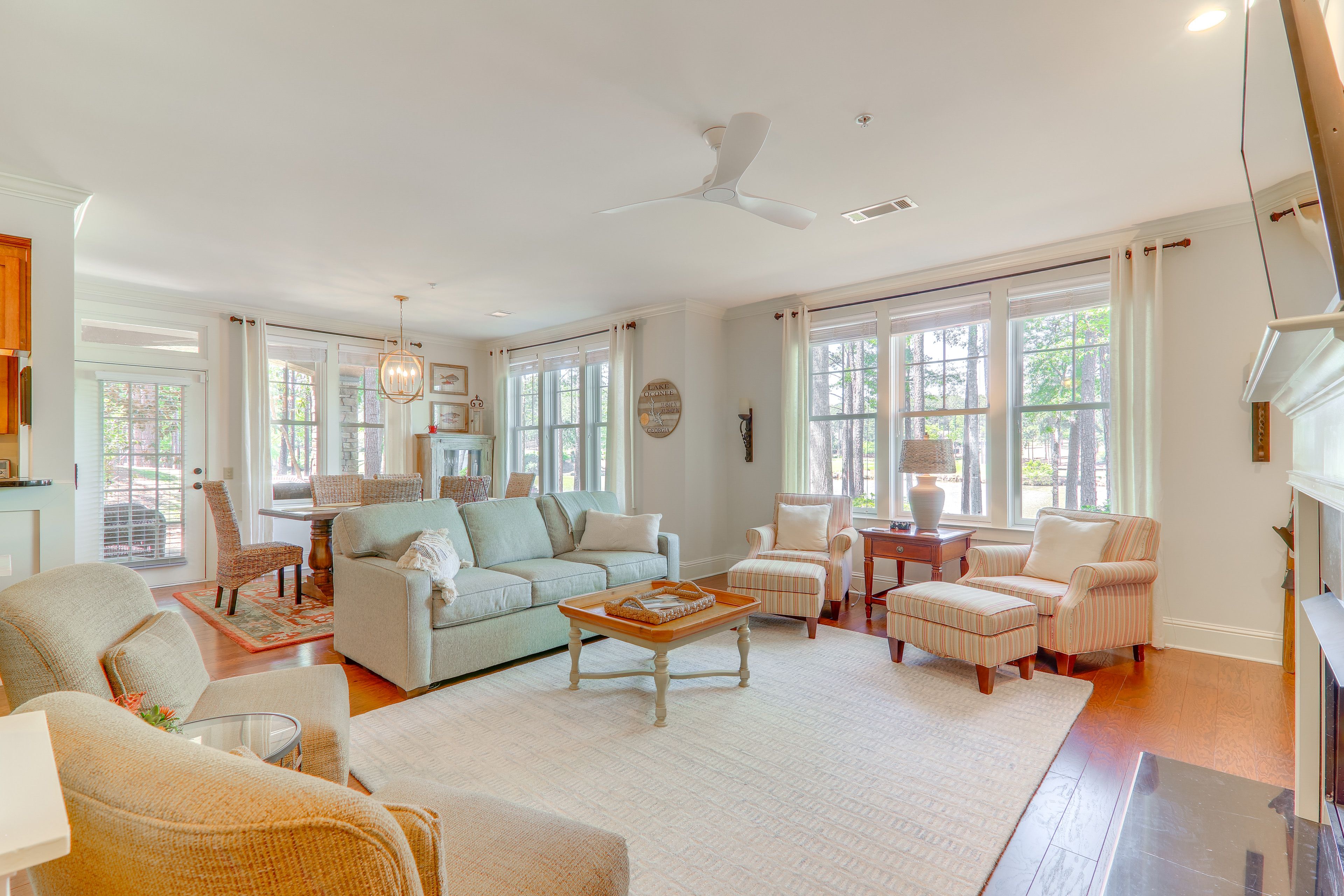 Living Room | Queen Sleeper Sofa | Fireplace | Smart TV