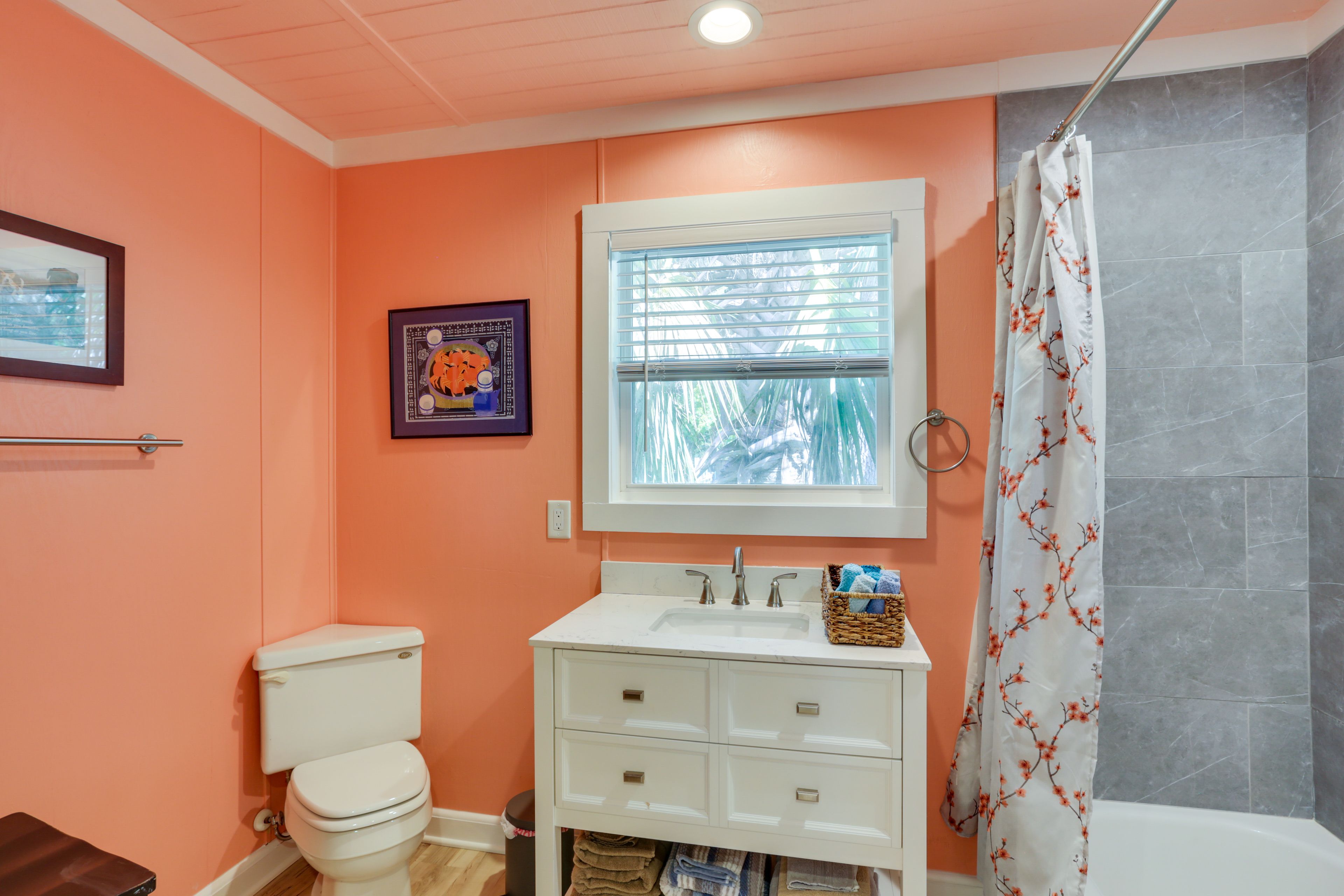 Full Bathroom | Towels Provided