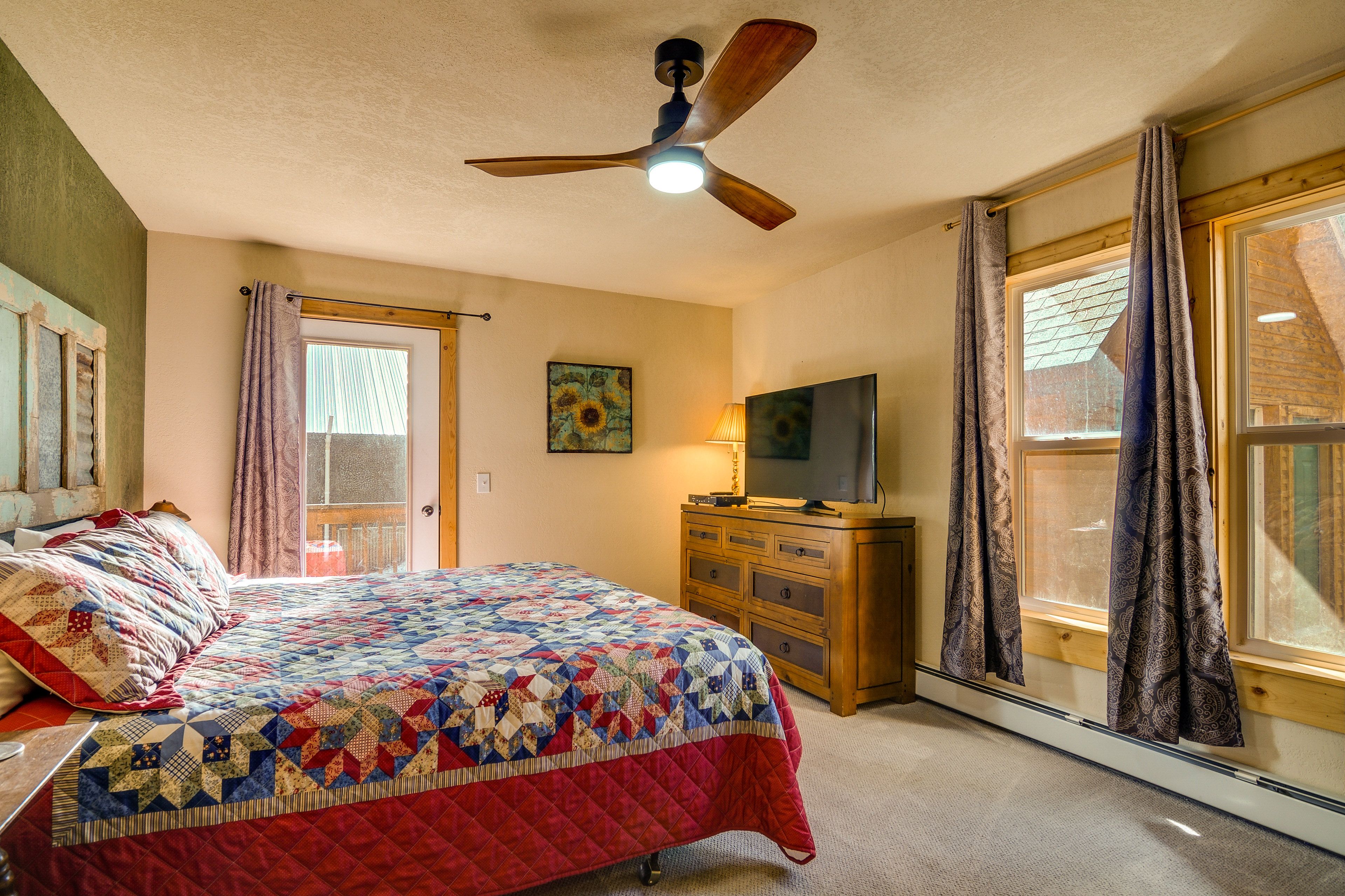 Bedroom 1 | King Bed | 1st Floor | Linens Provided