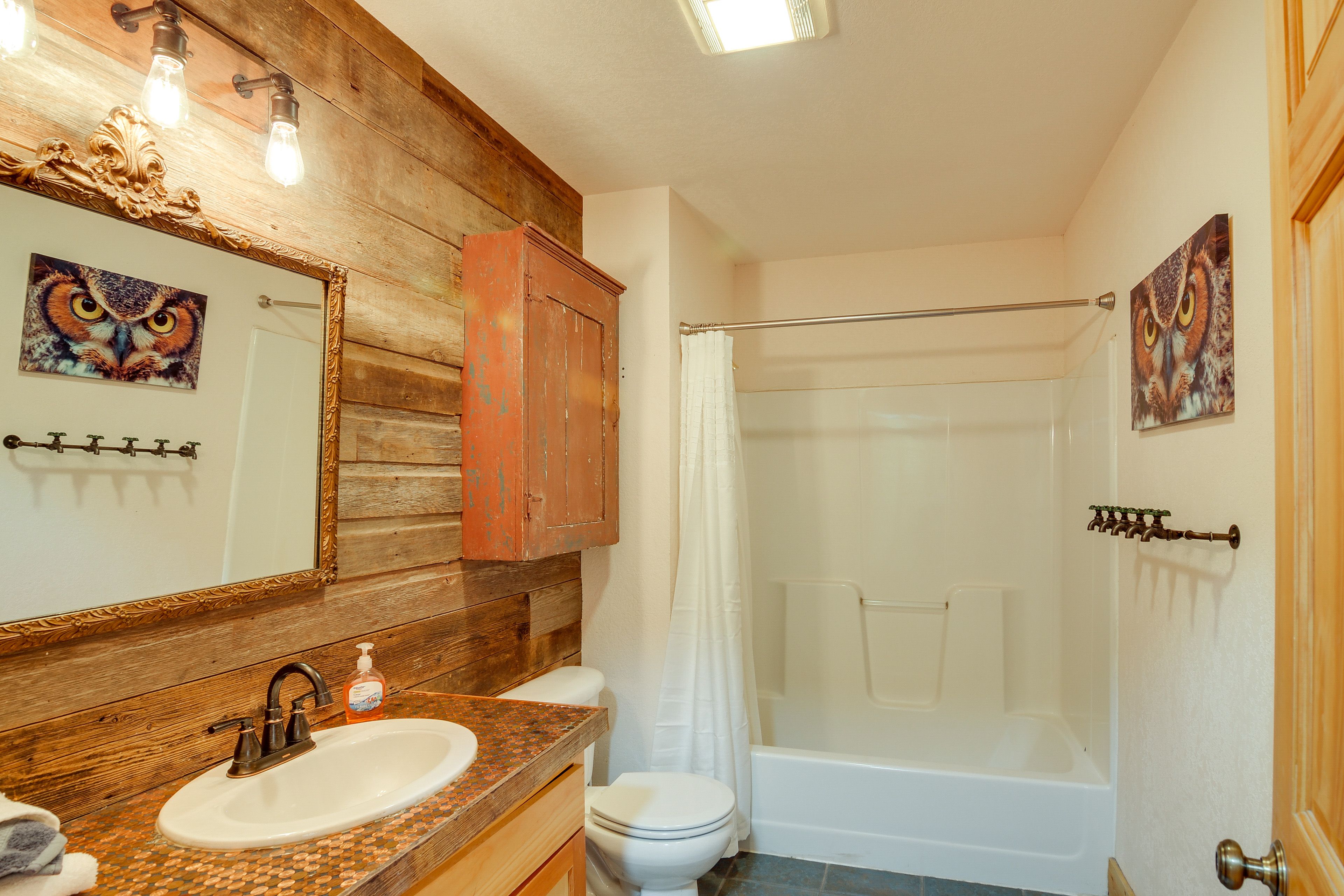 Full Bathroom | 1st Floor | Towels Provided | Complimentary Toiletries