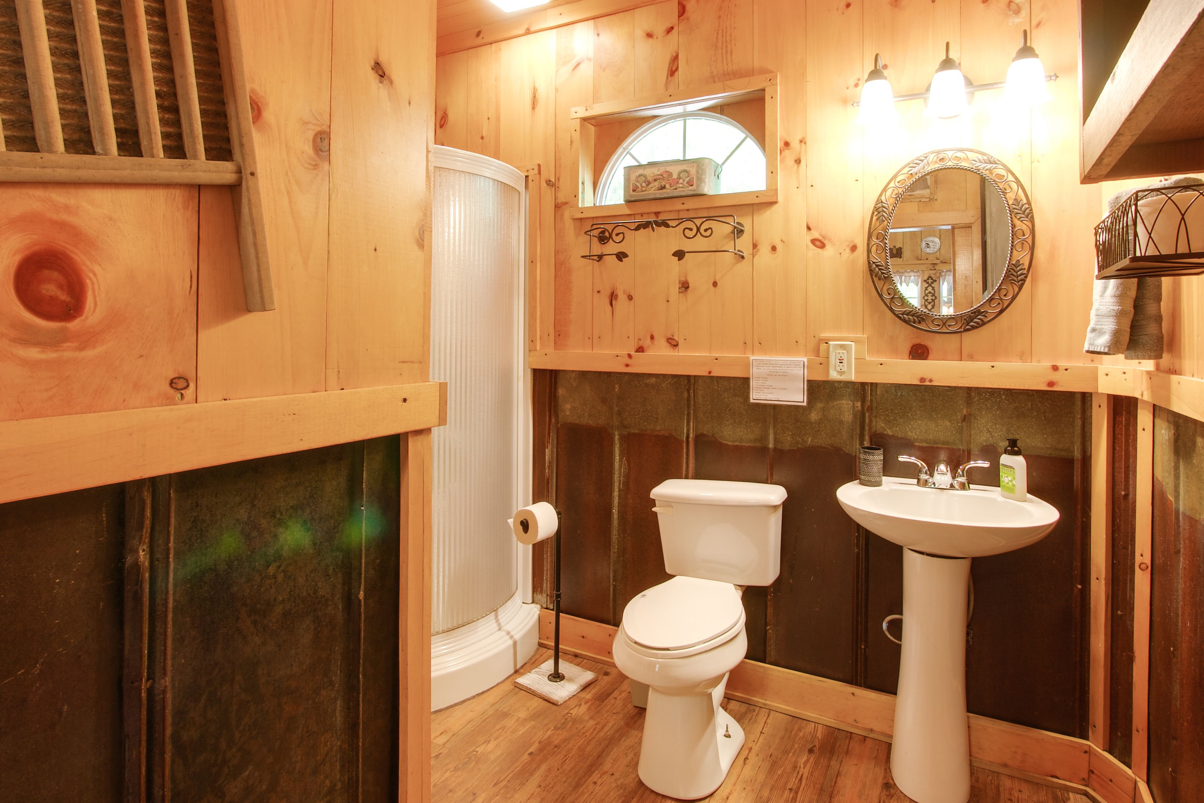 Full Bathroom | 1st Floor | Towels Provided | Complimentary Toiletries
