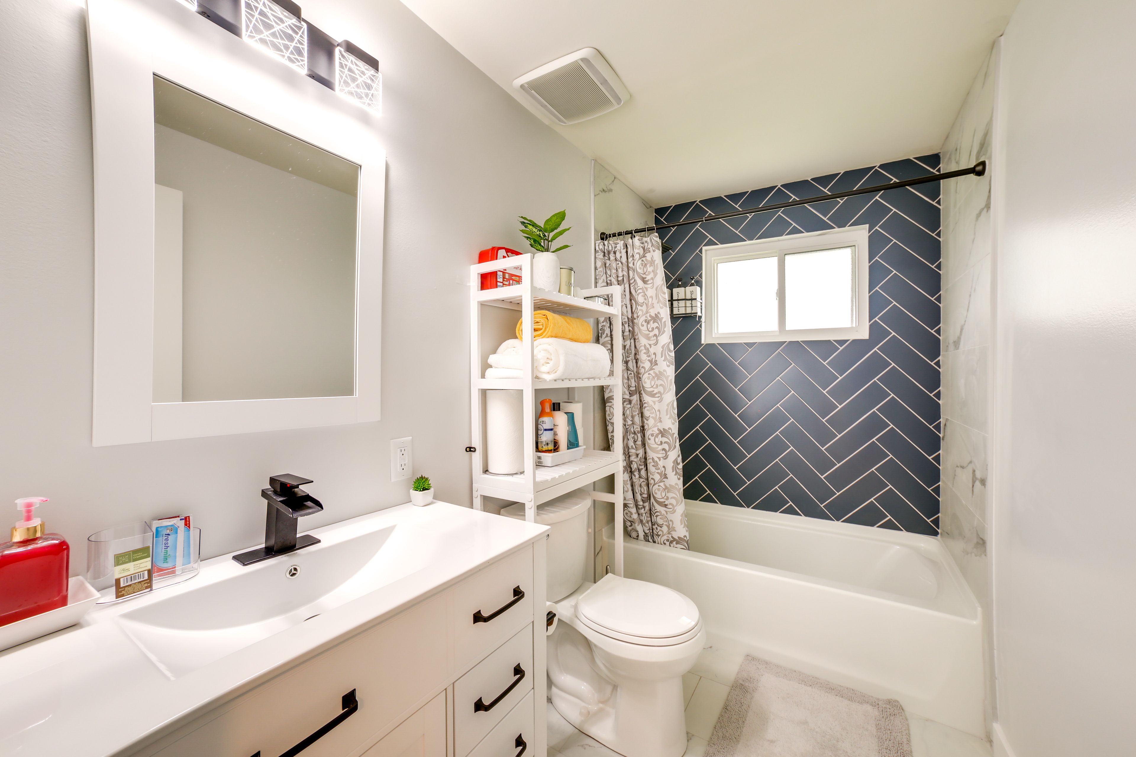Full Bathroom | Complimentary Toiletries