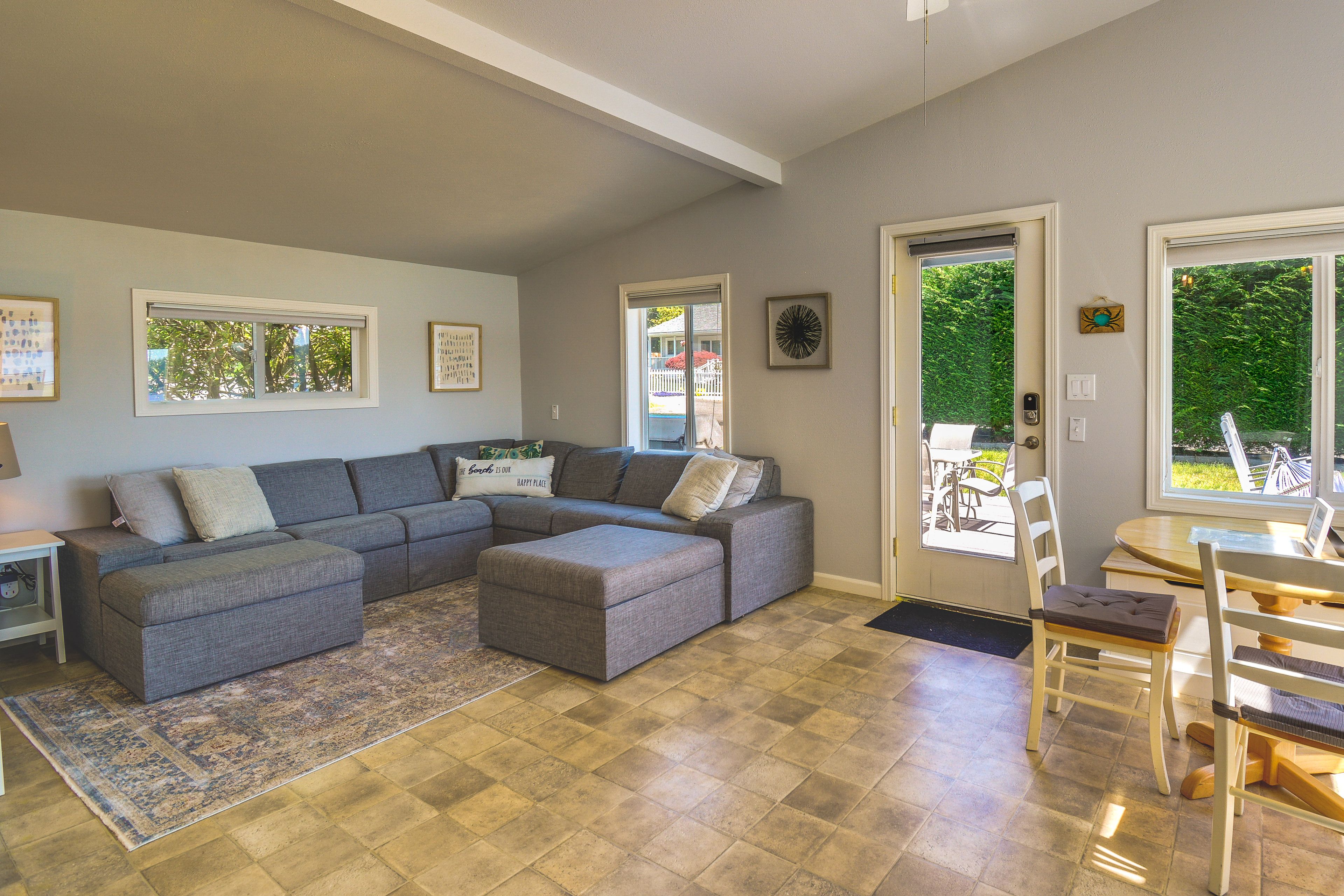 Living Room | Open Floor Plan | Single-Story Home | Central A/C | Free WiFi