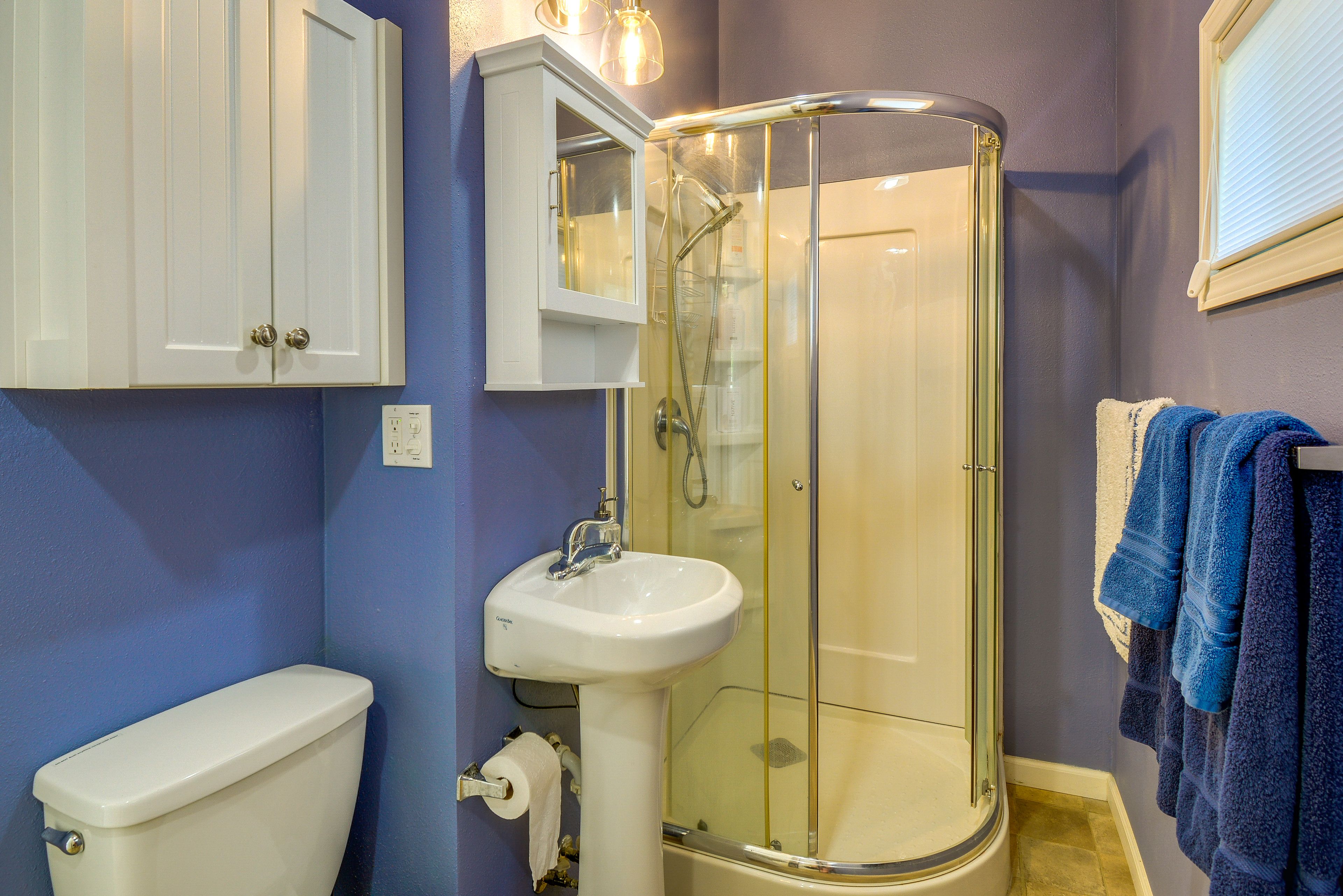 Full Bathroom | Towels Provided | Complimentary Toiletries