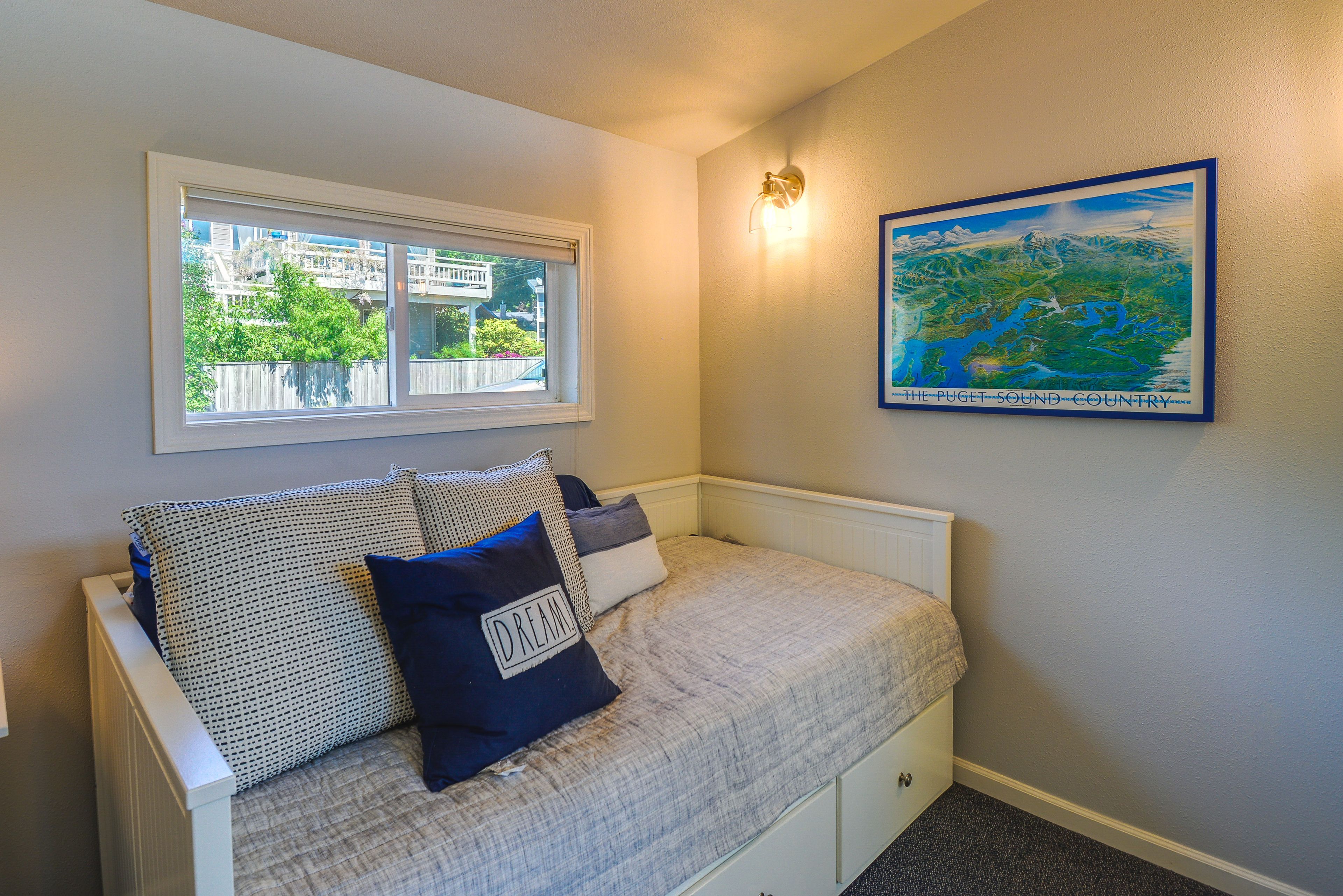 Bedroom | Queen Daybed | Linens Provided