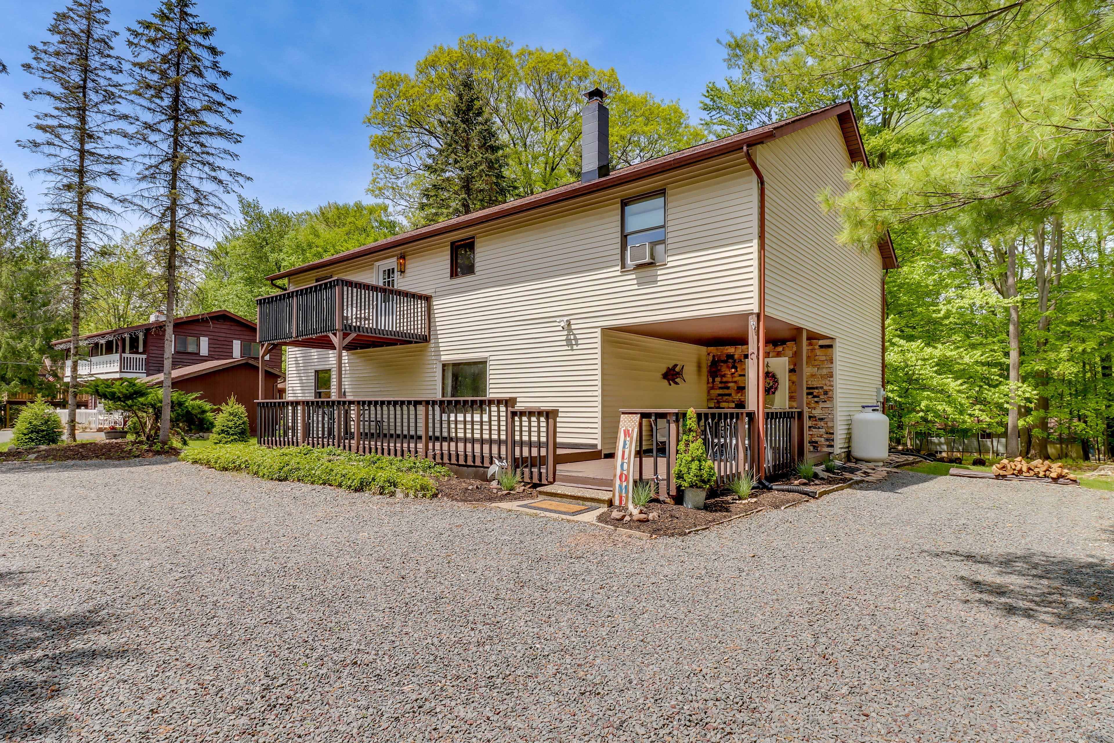 Property Exterior | Driveway (4 Vehicles) | Vehicle Registration Fee Required