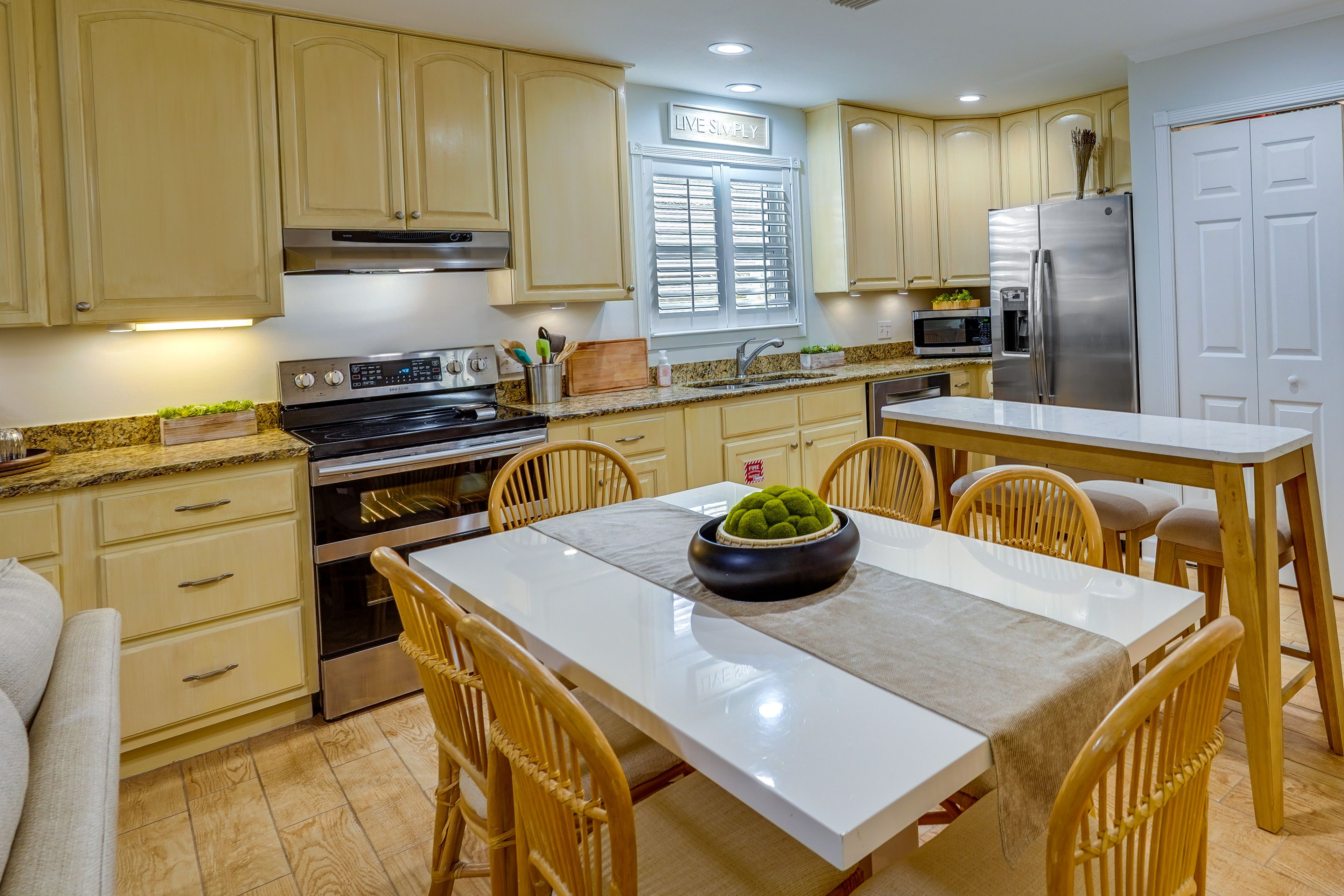 Kitchen & Dining Area | Dishware/Flatware Provided