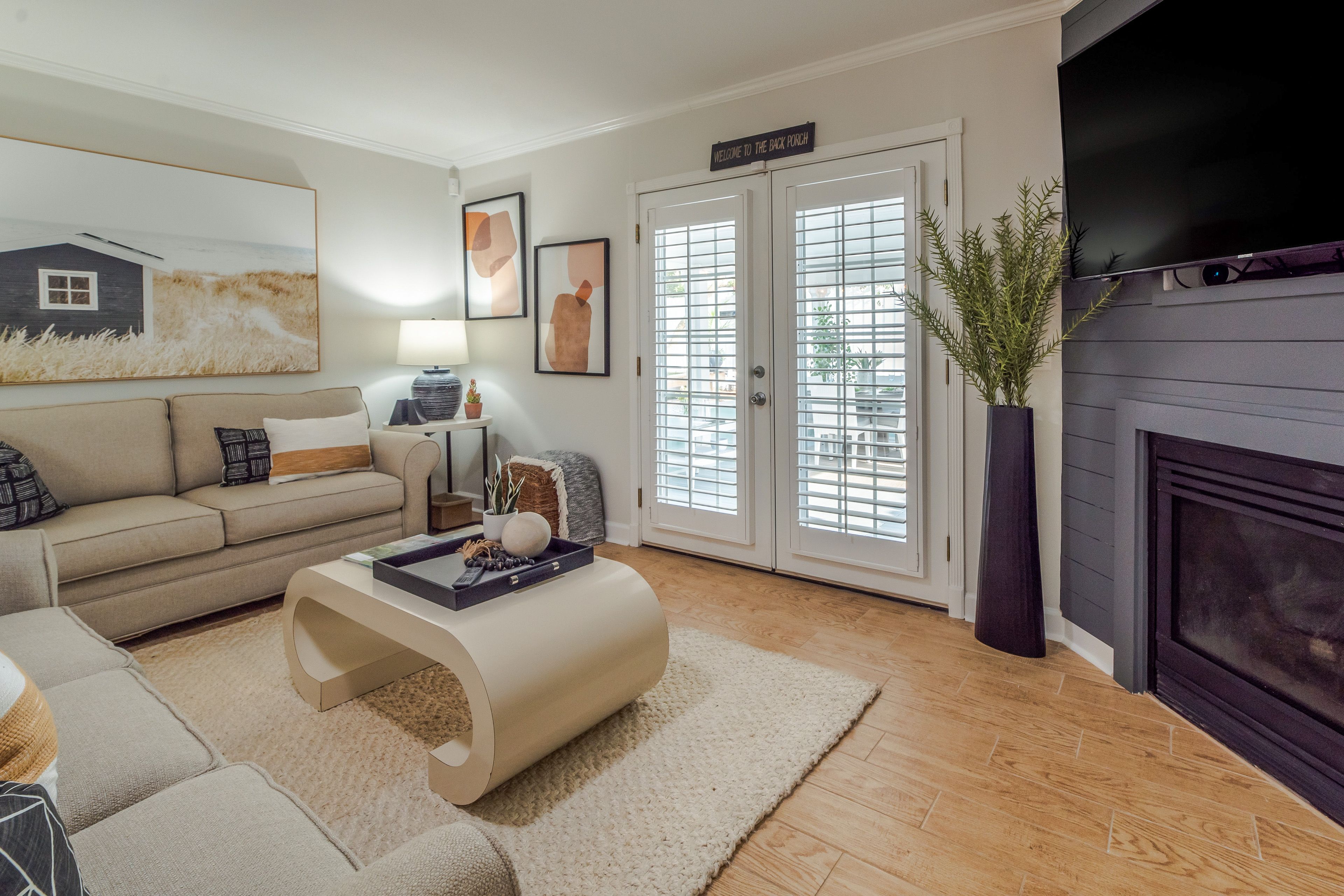 Living Room | Free WiFi | Central A/C | Smart TV