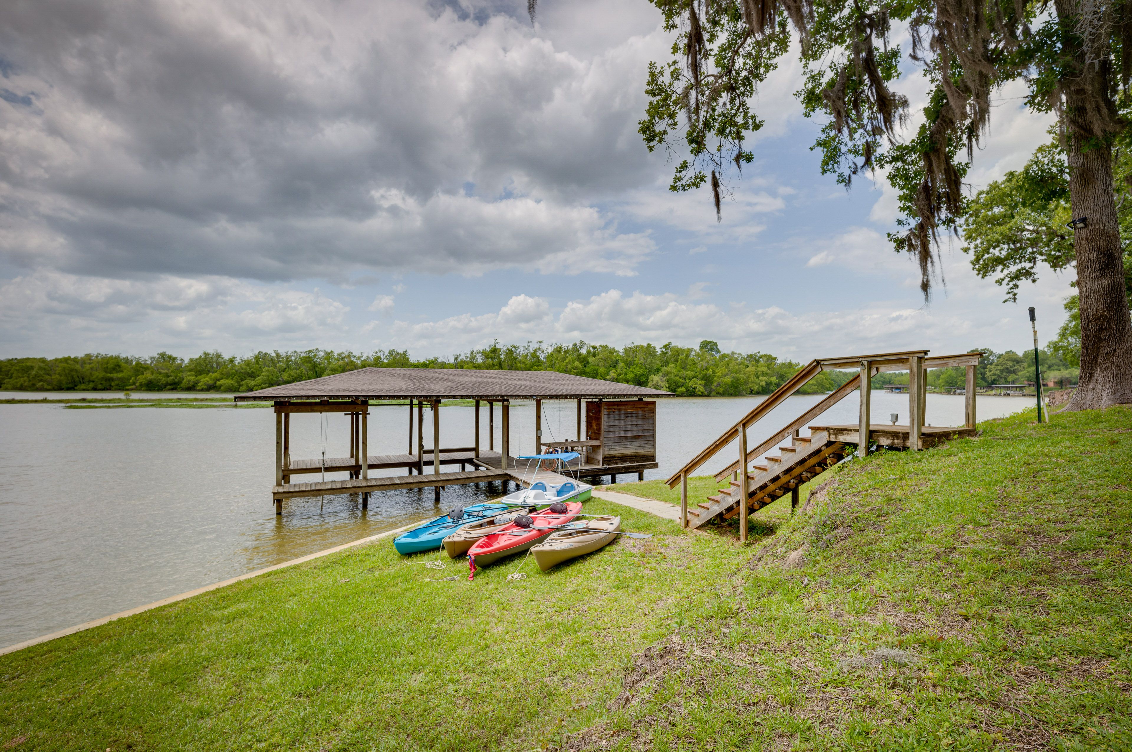 Private Dock | 4 Kayaks | Paddle Boat | Life Jackets Provided