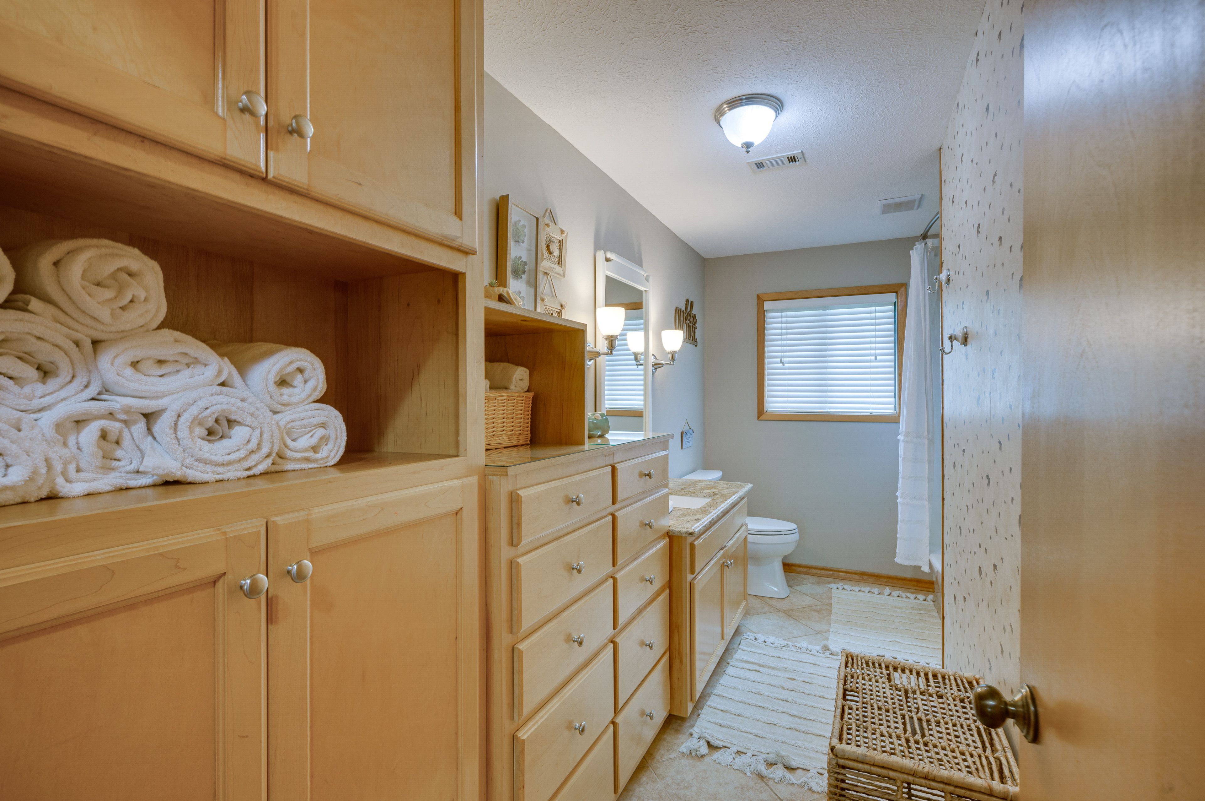 Full Bathroom | Complimentary Toiletries | Towels Provided