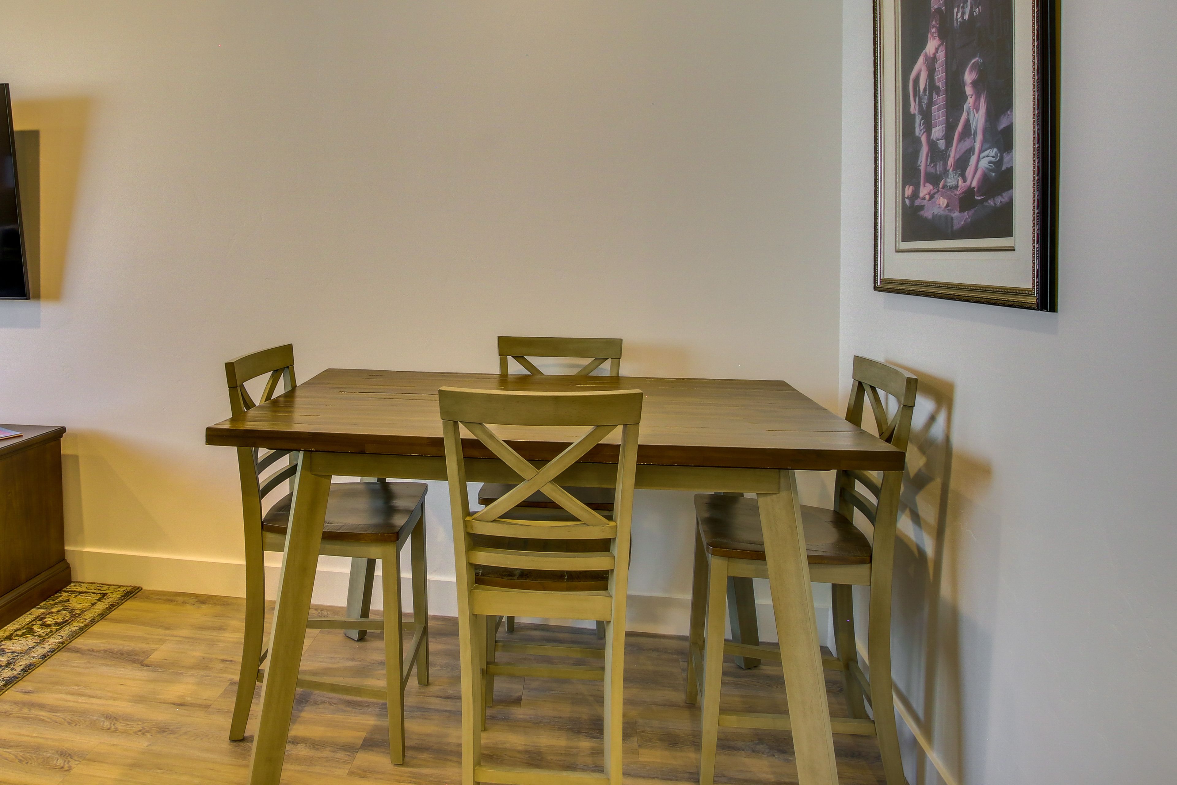 Dining Area | Dishware & Flatware Provided
