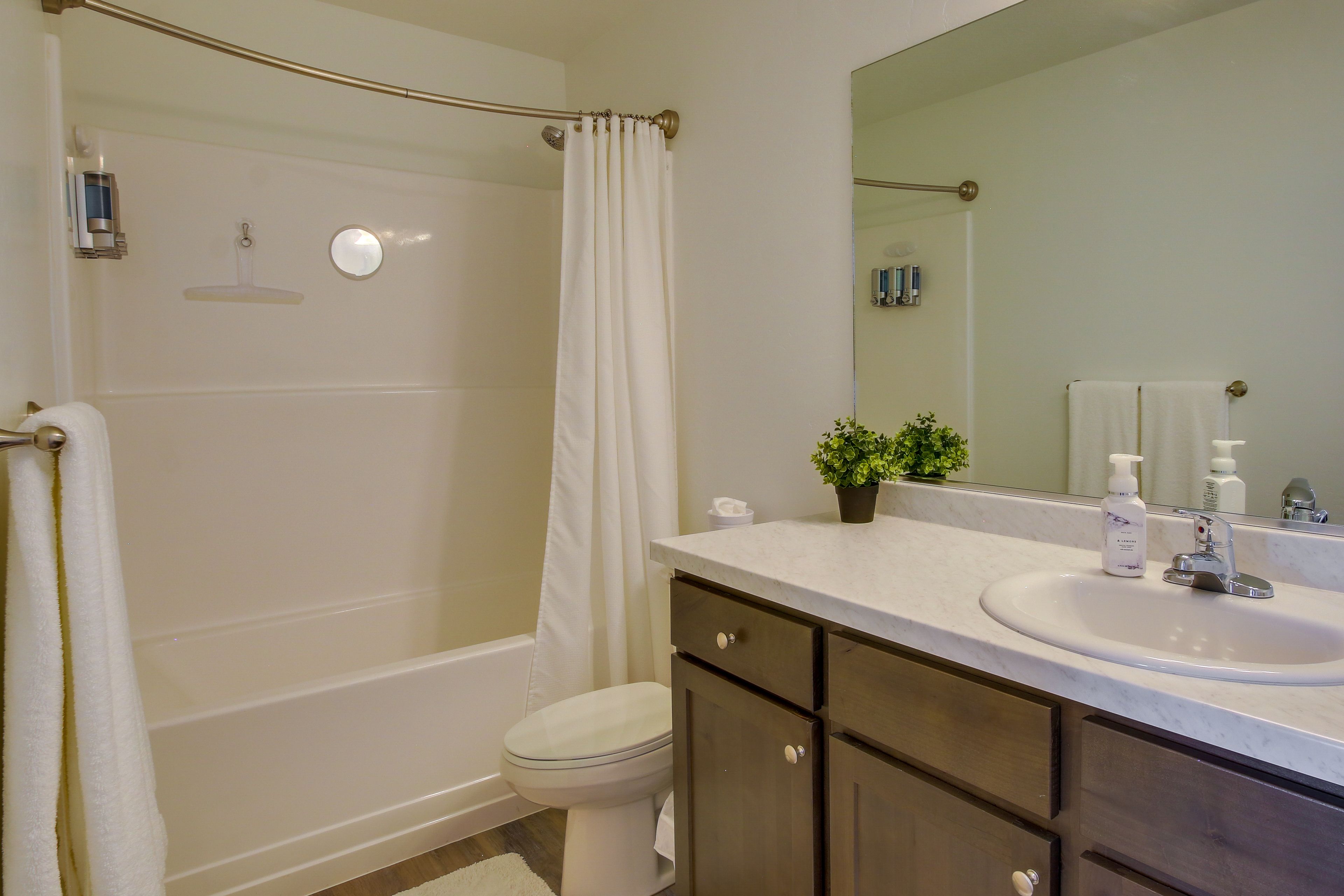 Full Bathroom | Complimentary Toiletries