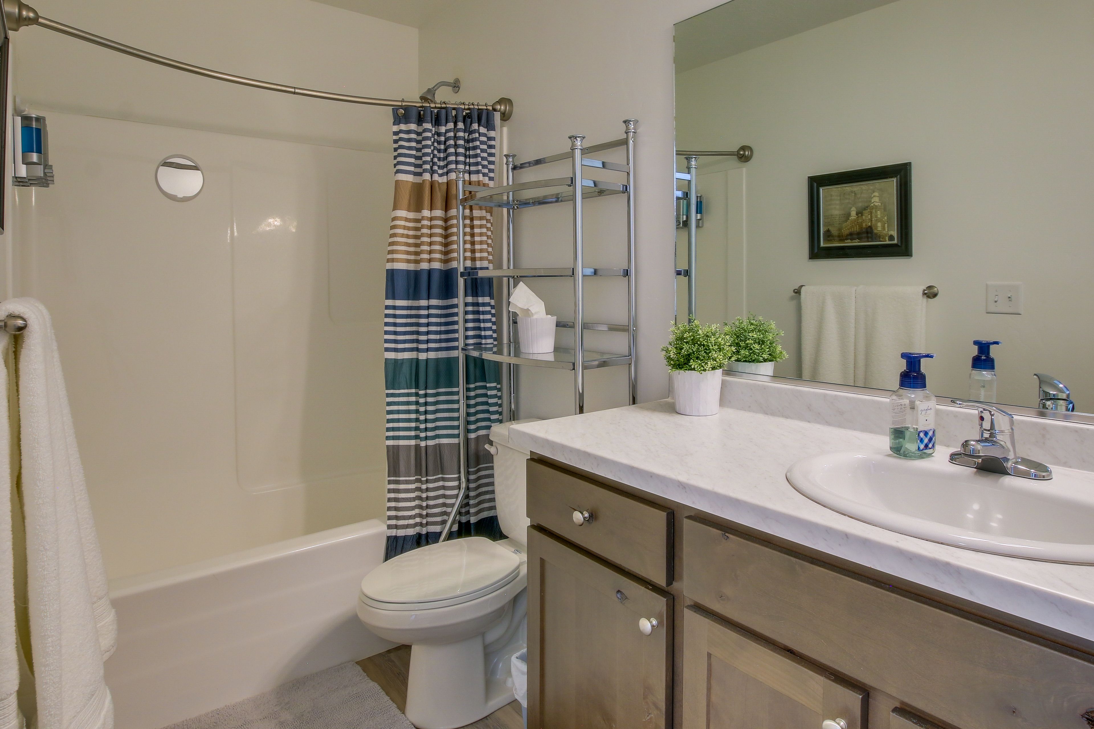 Full Bathroom | Towels Provided