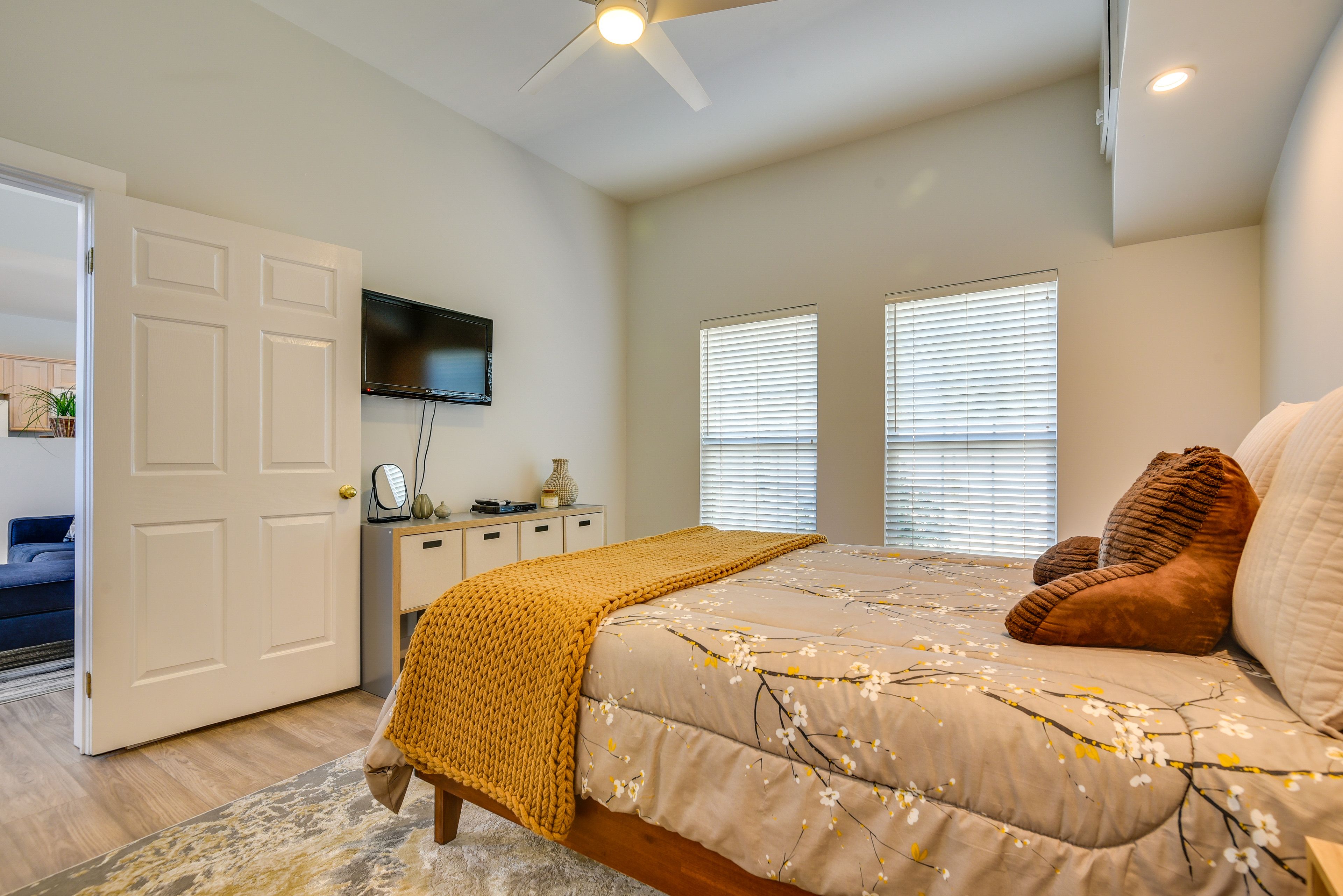 Bedroom 1 | Queen Bed | En-Suite Bathroom | Smart TV