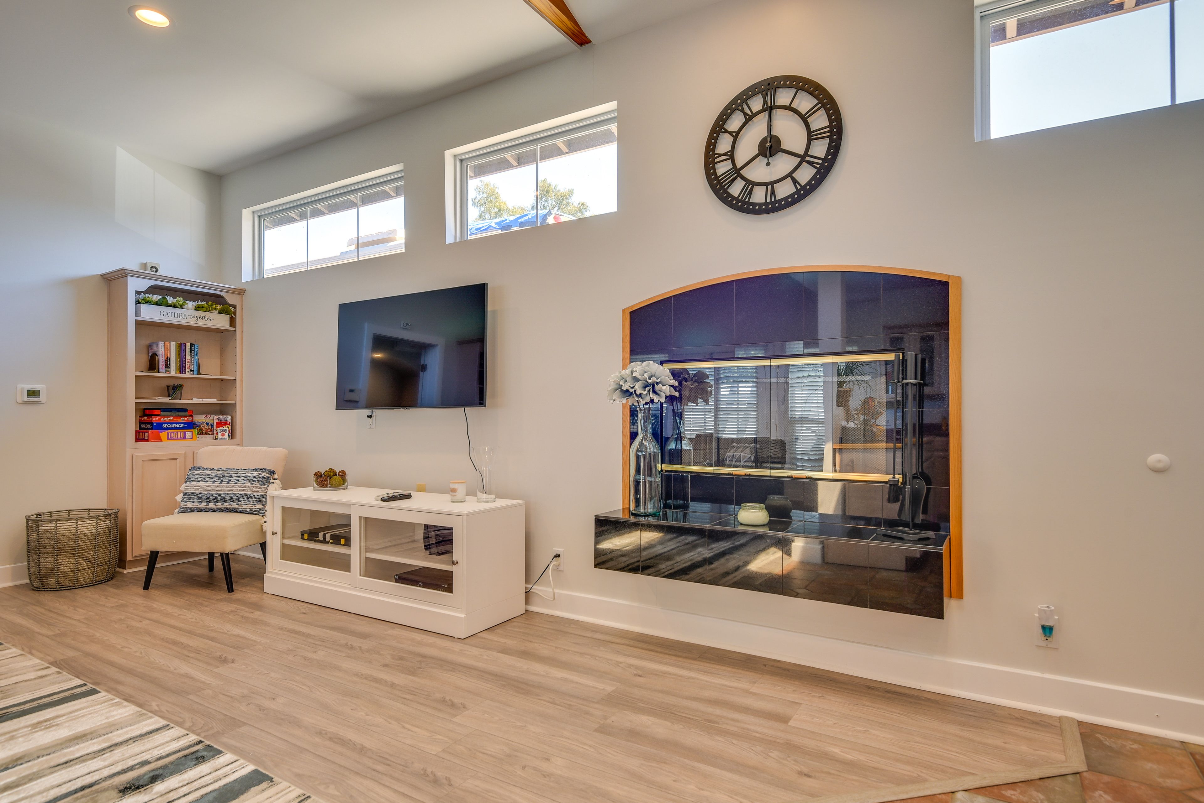 Living Area | Smart TV | Fireplace