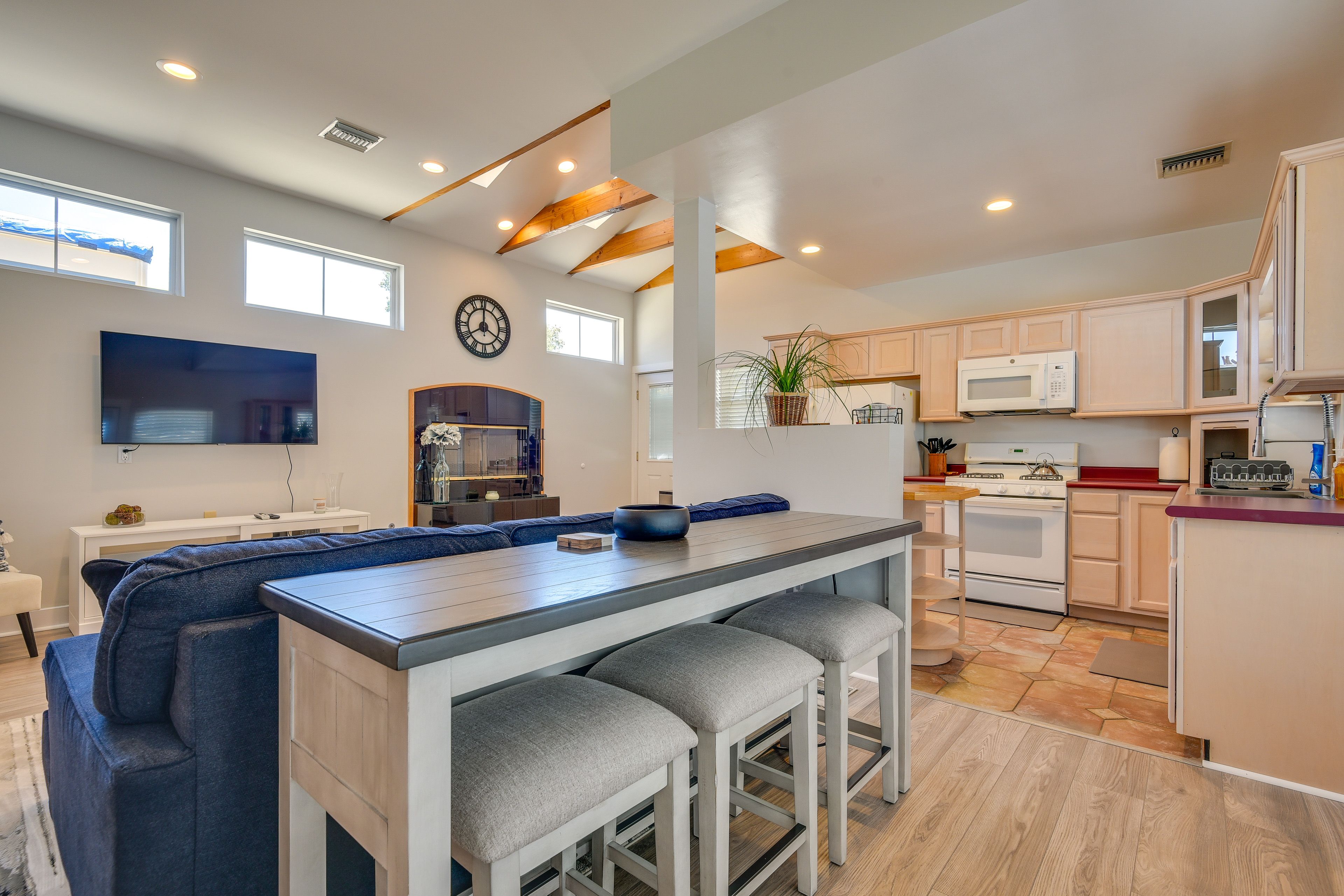 Dining Area | Dishware/Flatware Provided