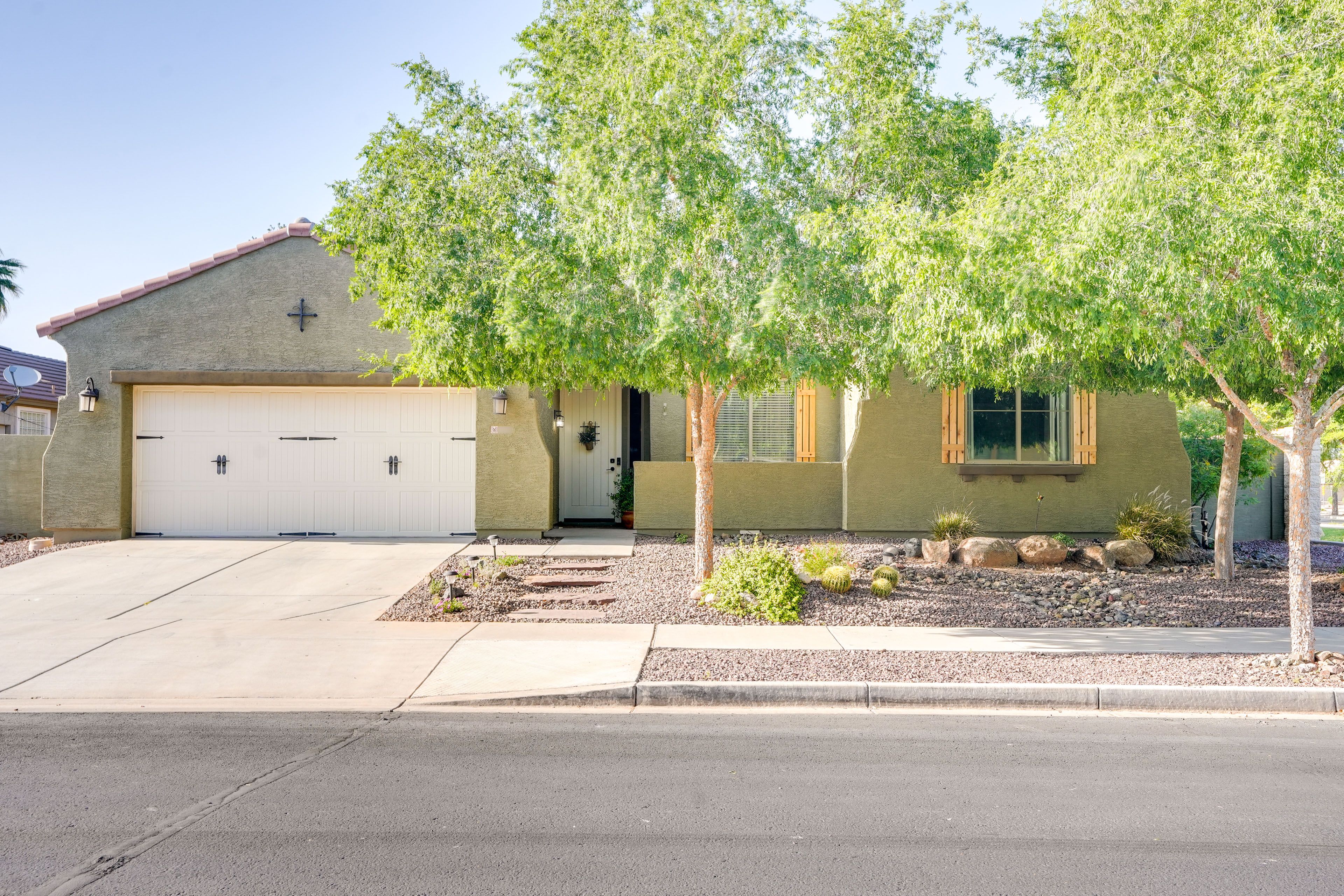 Home Exterior | Parking | Driveway (2 Vehicles)