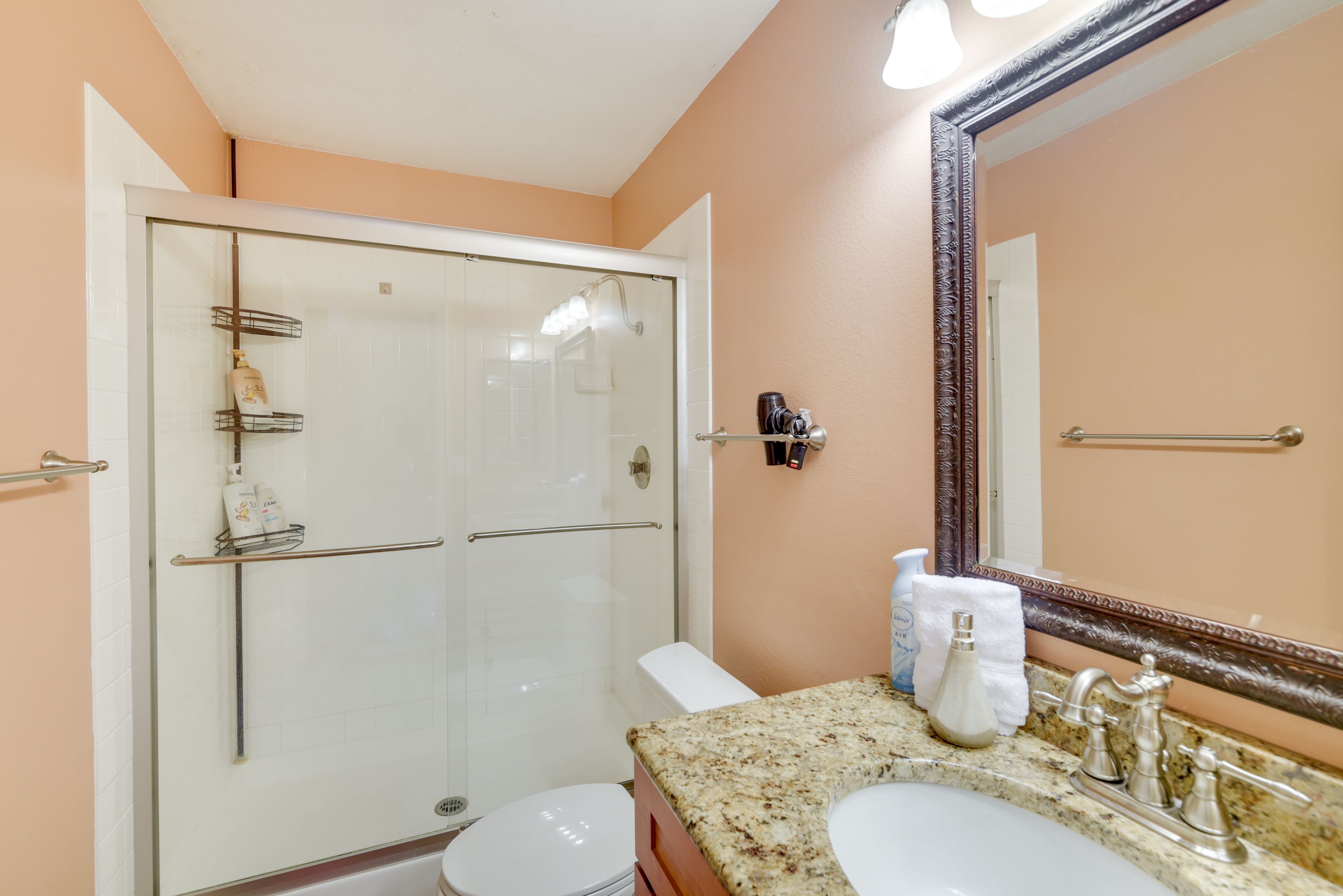 Full Bathroom | Towels Provided | Complimentary Toiletries
