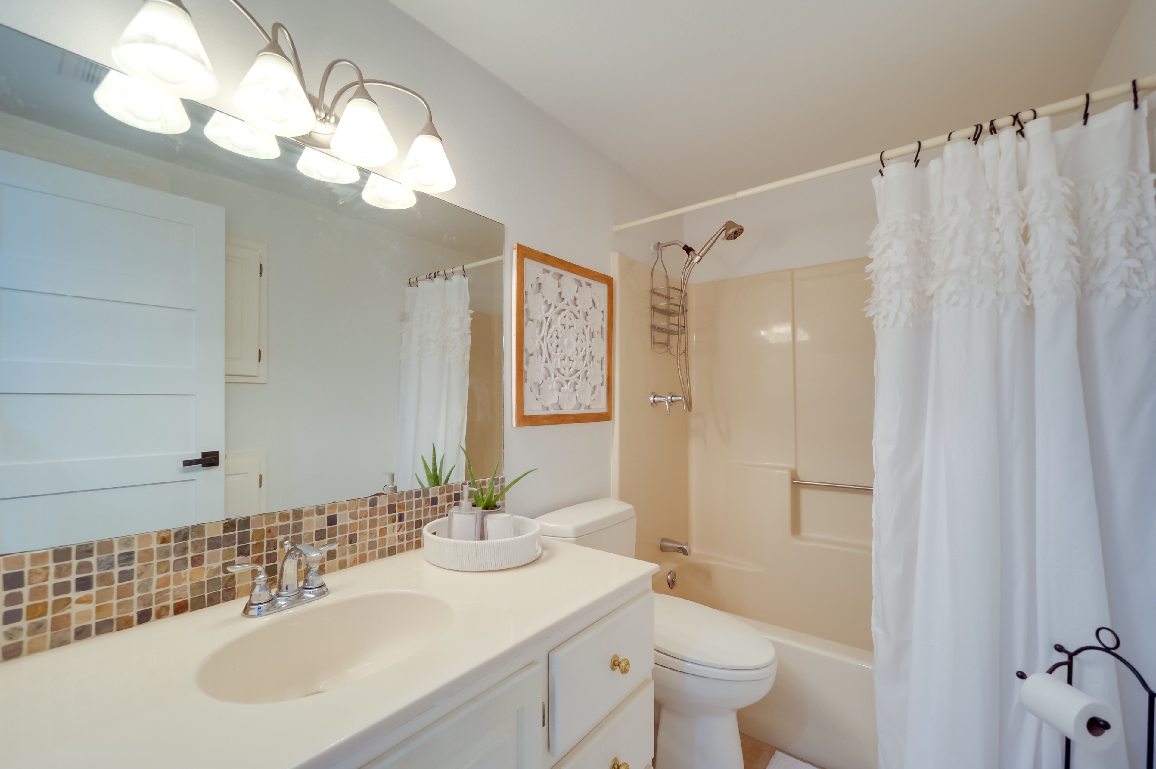 Full Bath | Towels Provided