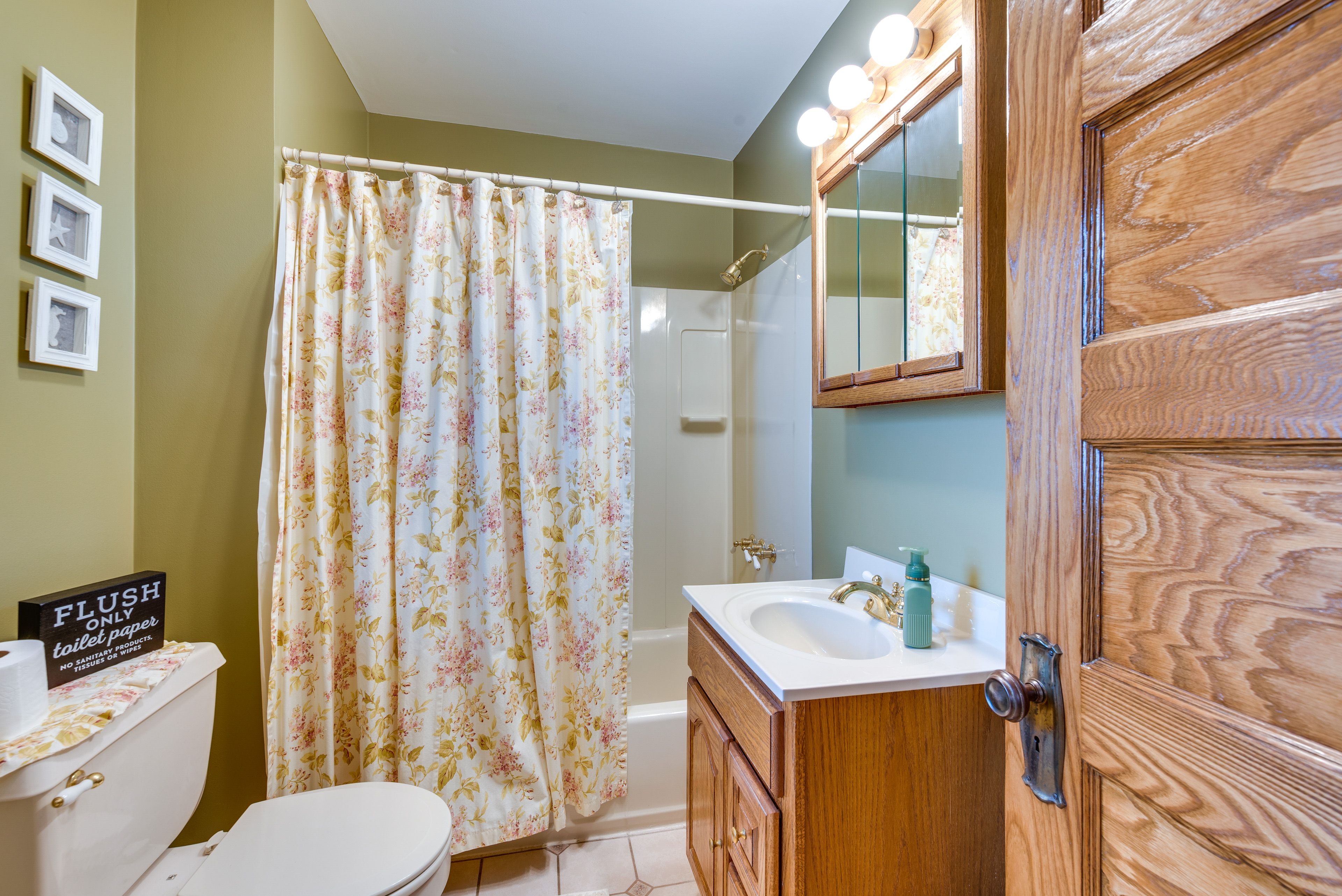 Full Bathroom | Complimentary Toiletries | Towels Provided | 2nd Floor