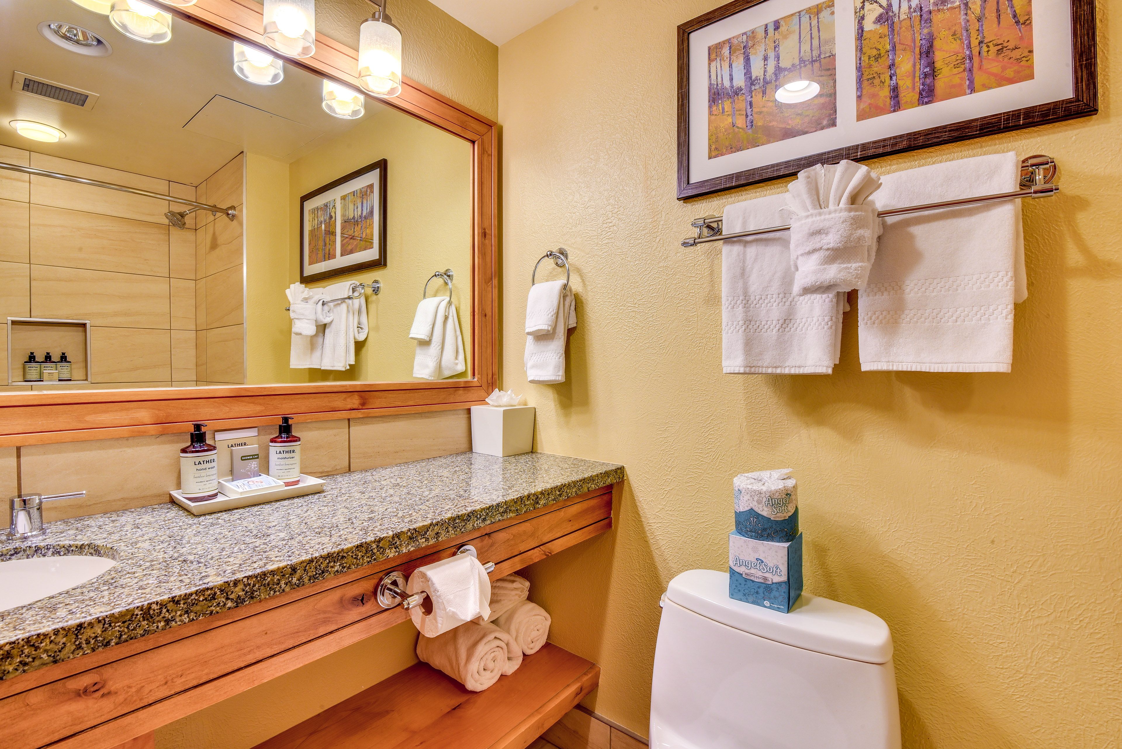 Full Bathroom | Towels Provided | Shower/Tub Combo