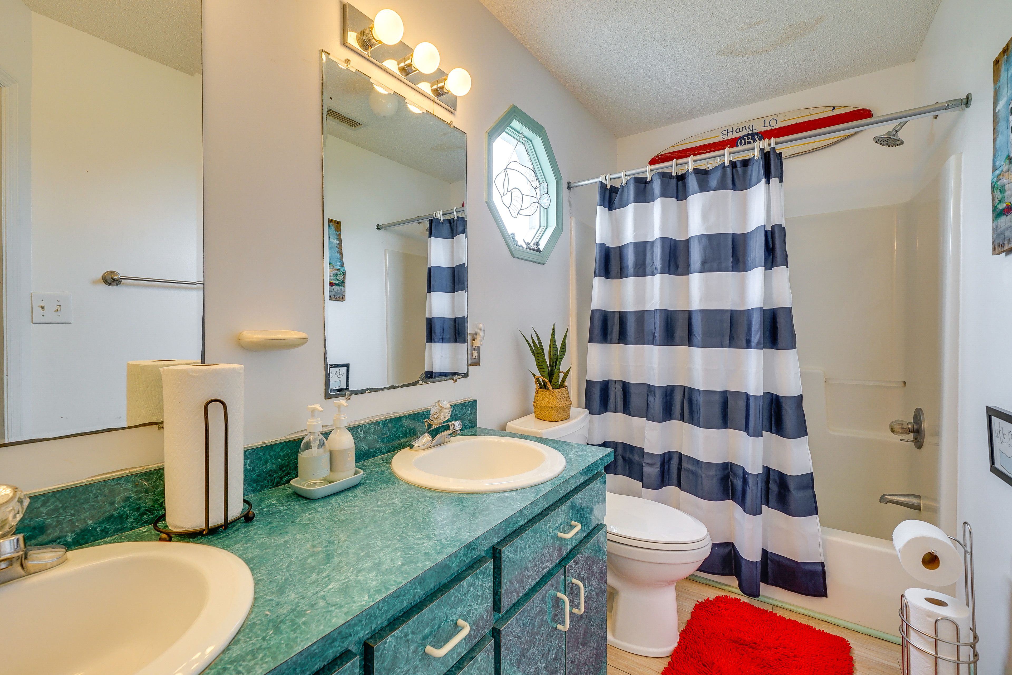 Full Bathroom | 2nd Floor | Shower/Tub Combo