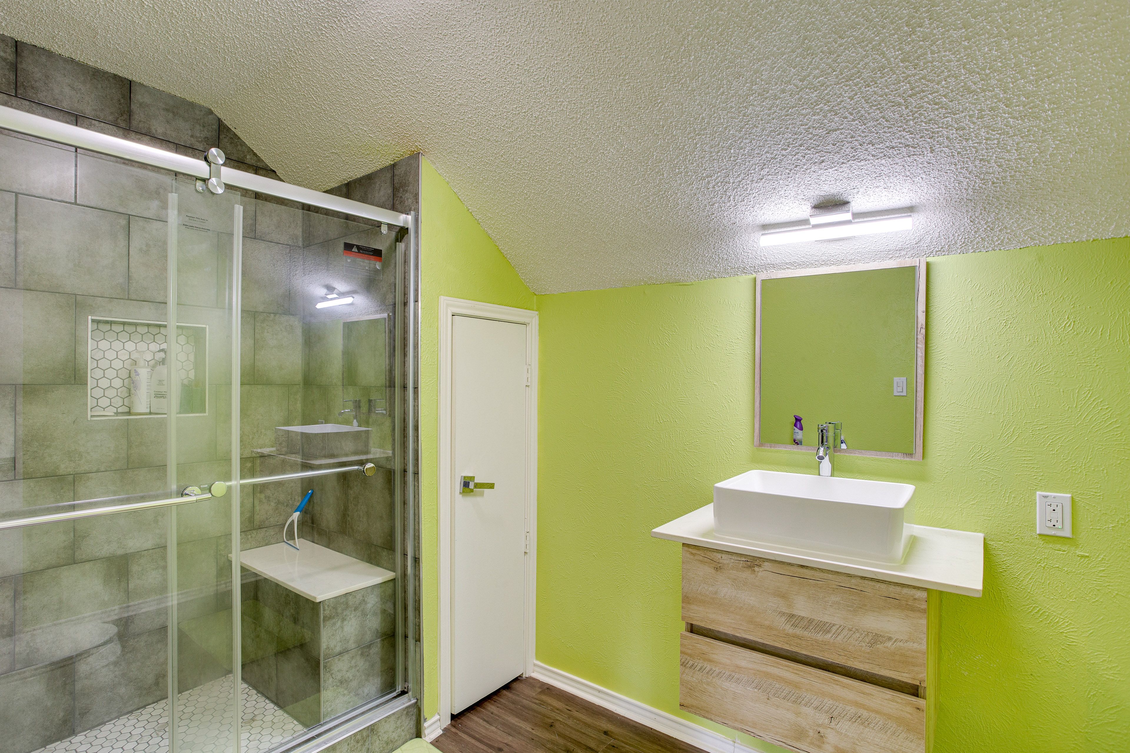 Full Bathroom | Pool Towels Provided