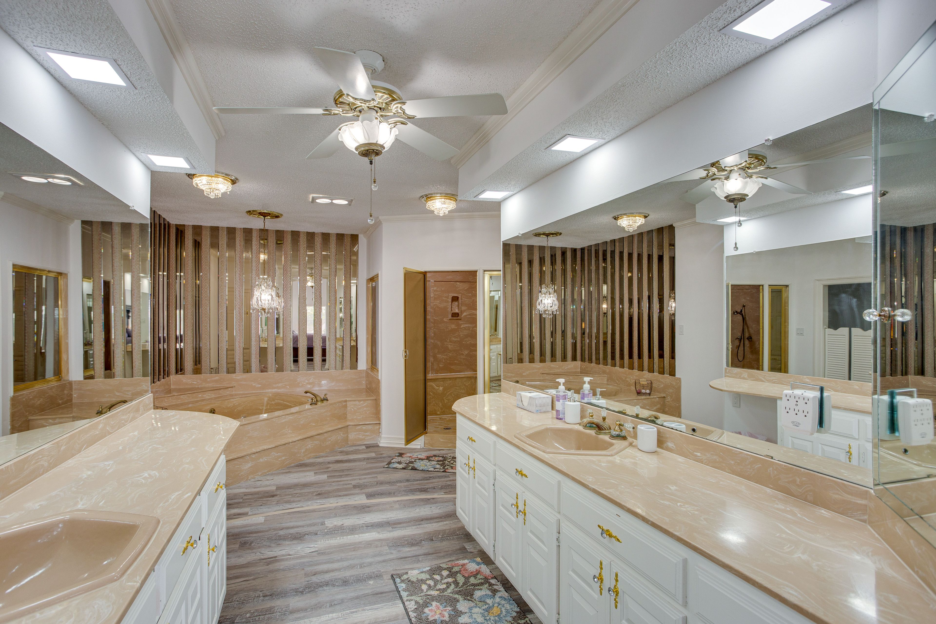 En-Suite Bathroom | Towels Provided | Complimentary Toiletries | Jetted Tub