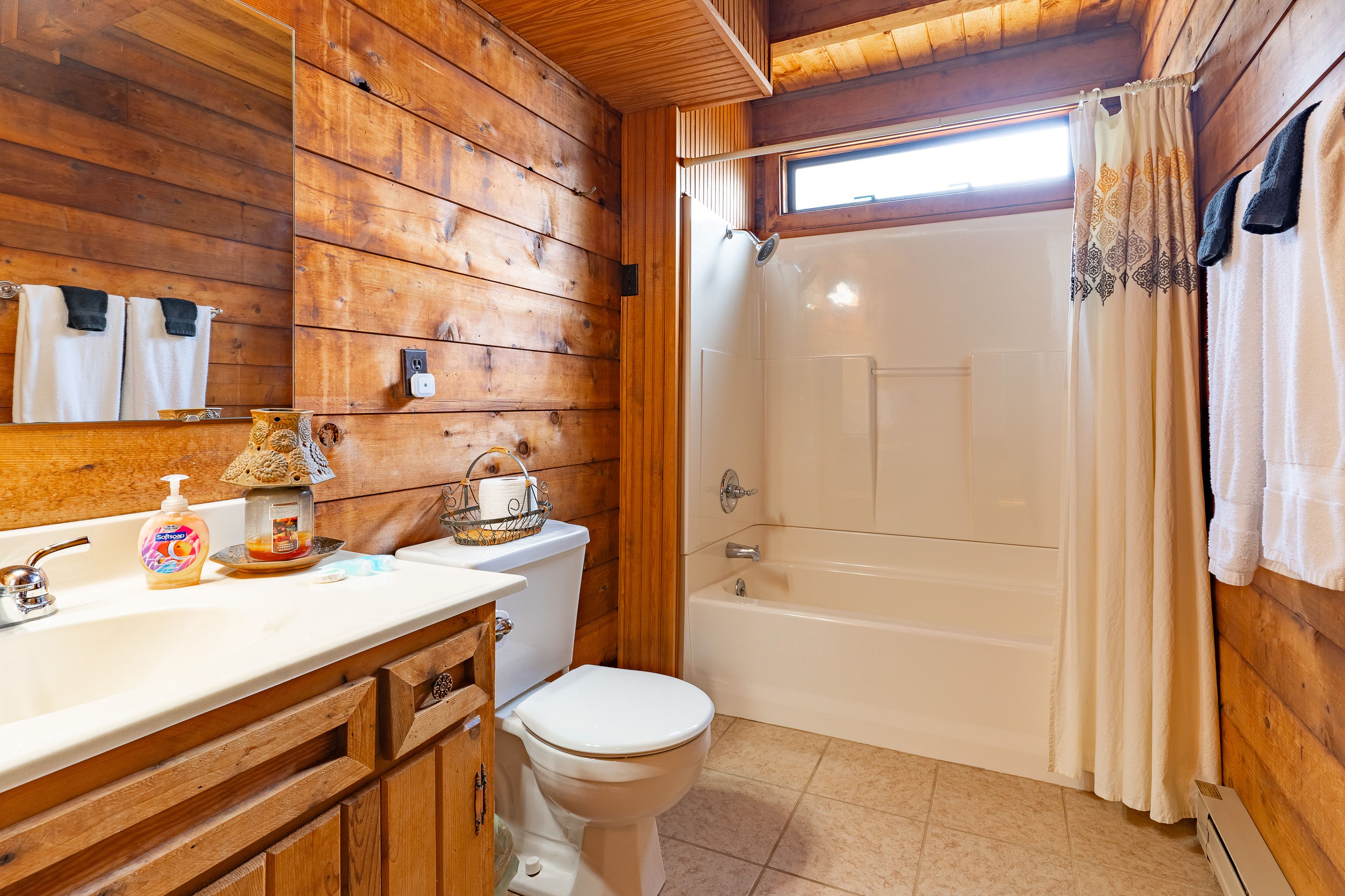 Full Bathroom | 1st Floor | Complimentary Toiletries | Towels Provided
