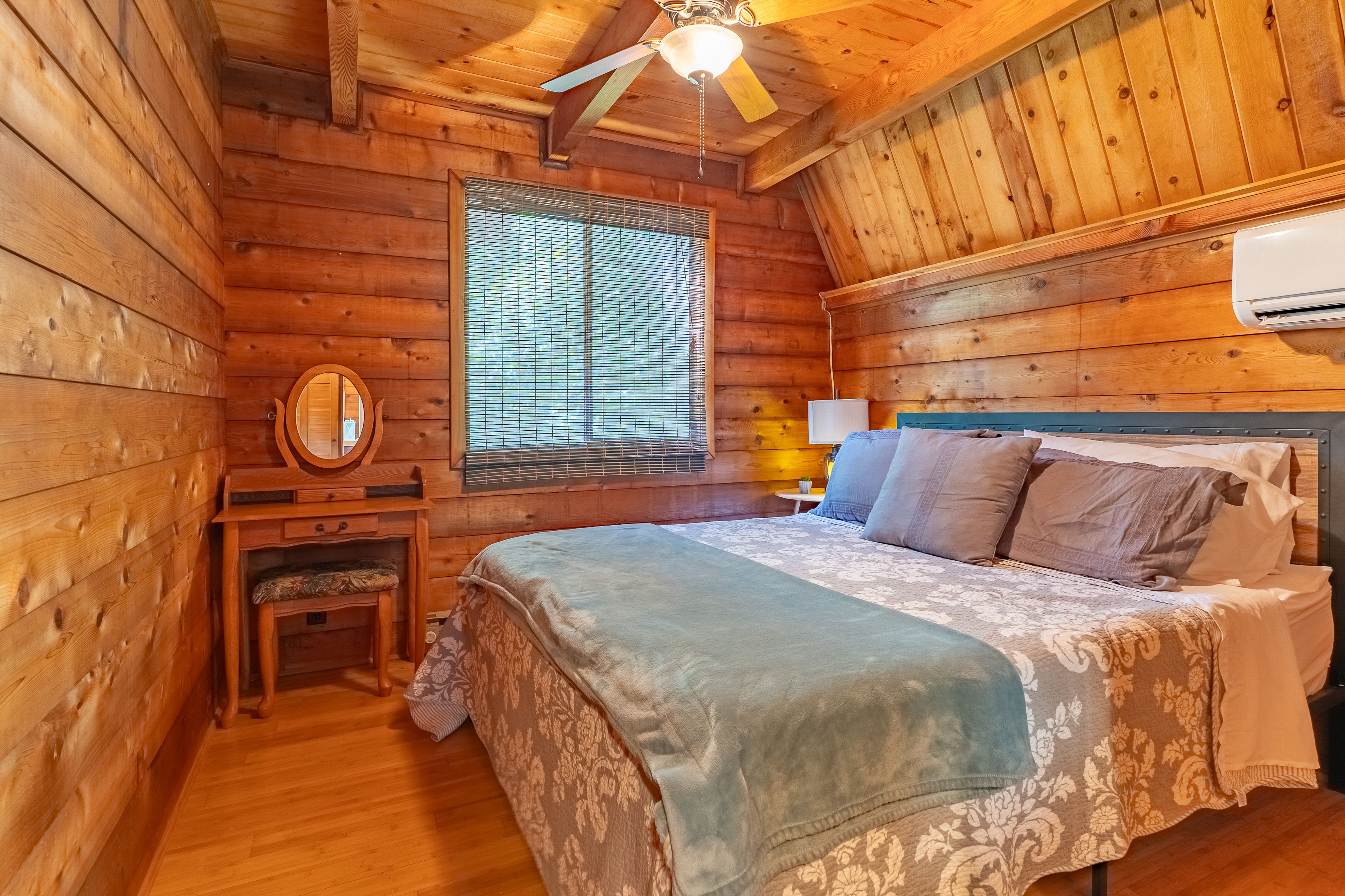 Bedroom 1 | Queen Bed | 1st Floor