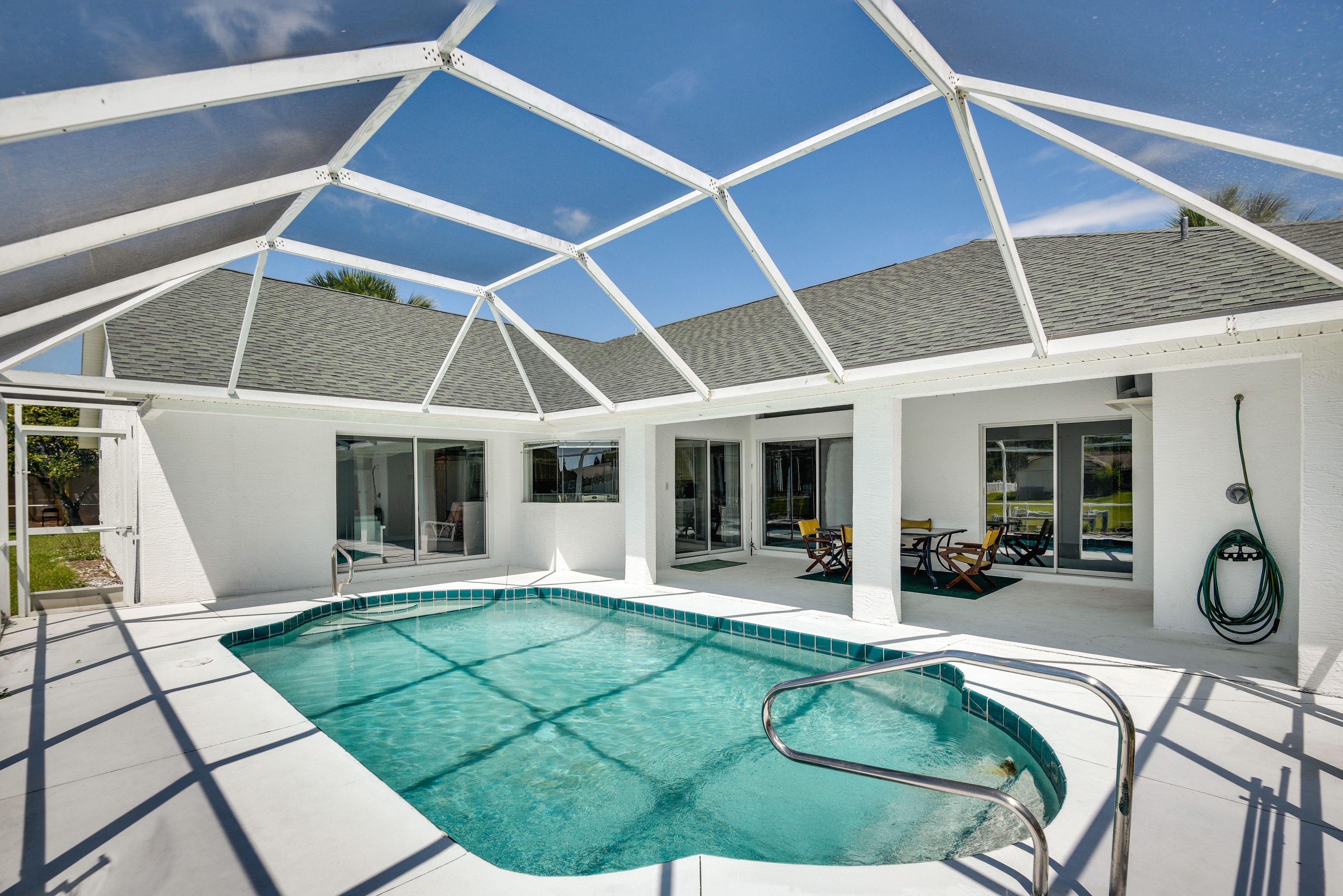 Screened Pool & Patio | Self Check-In | 2 Mi to European Village