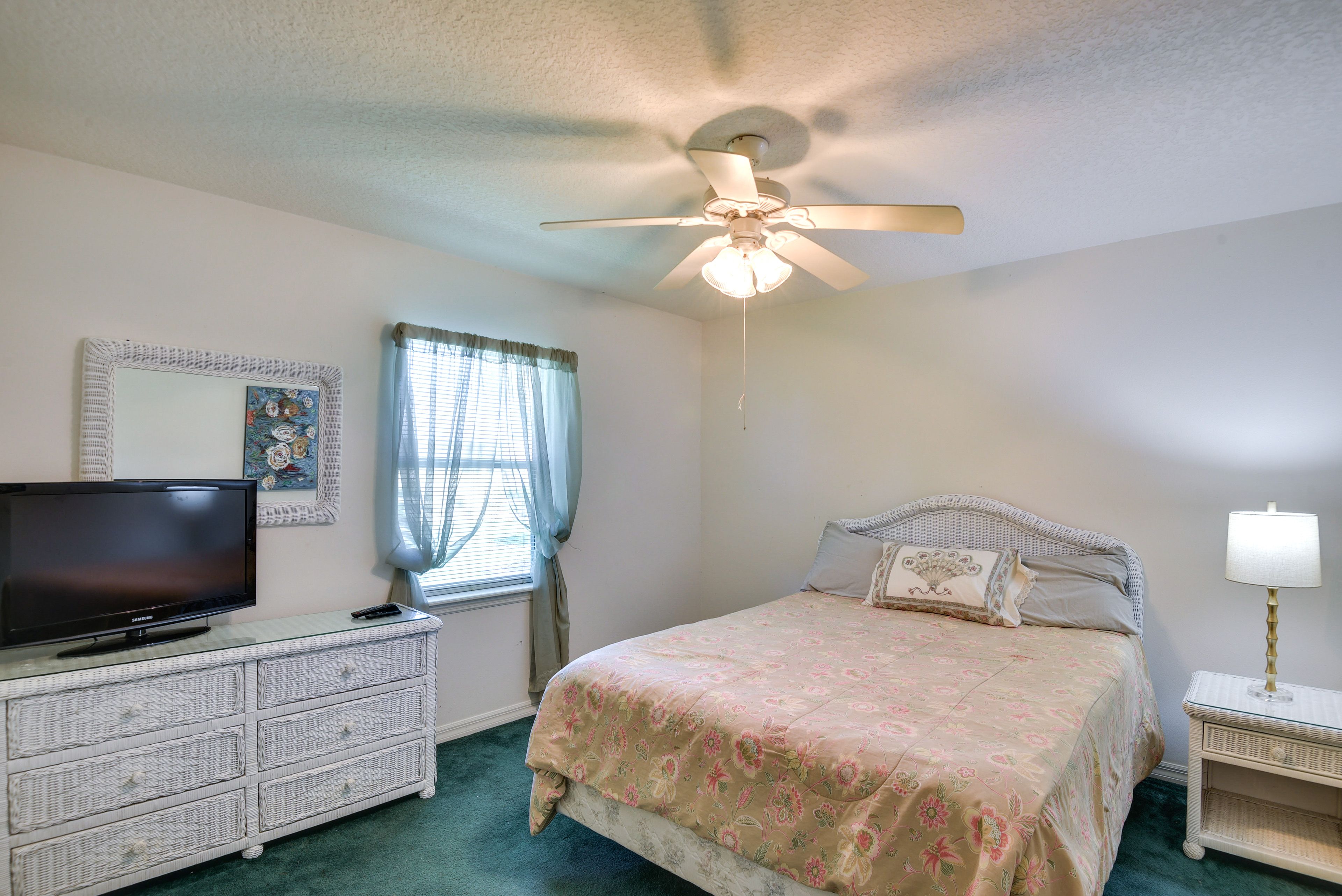 Bedroom 2 | Queen Bed | Smart TV | Linens Provided