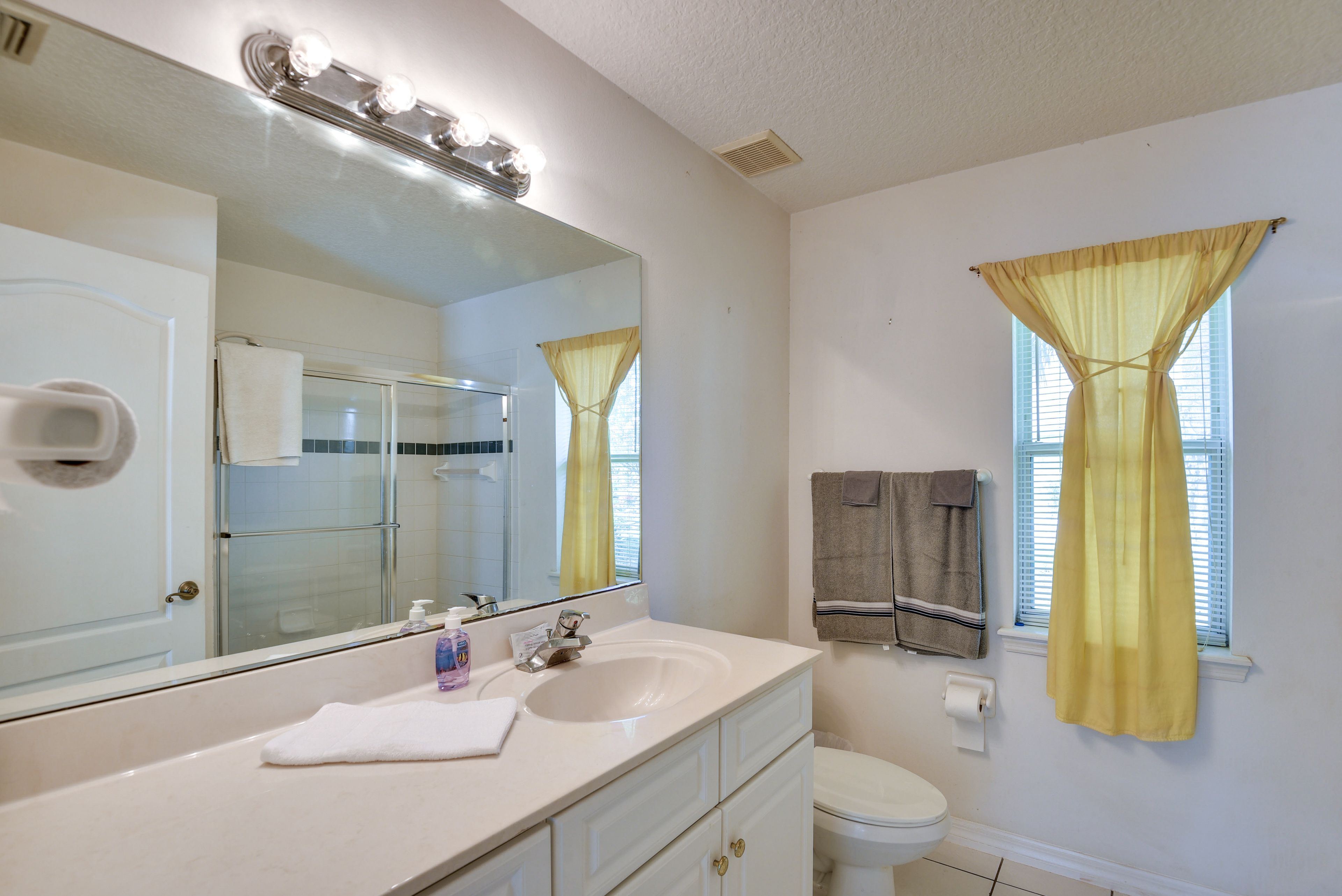 Full Bathroom | Towels Provided