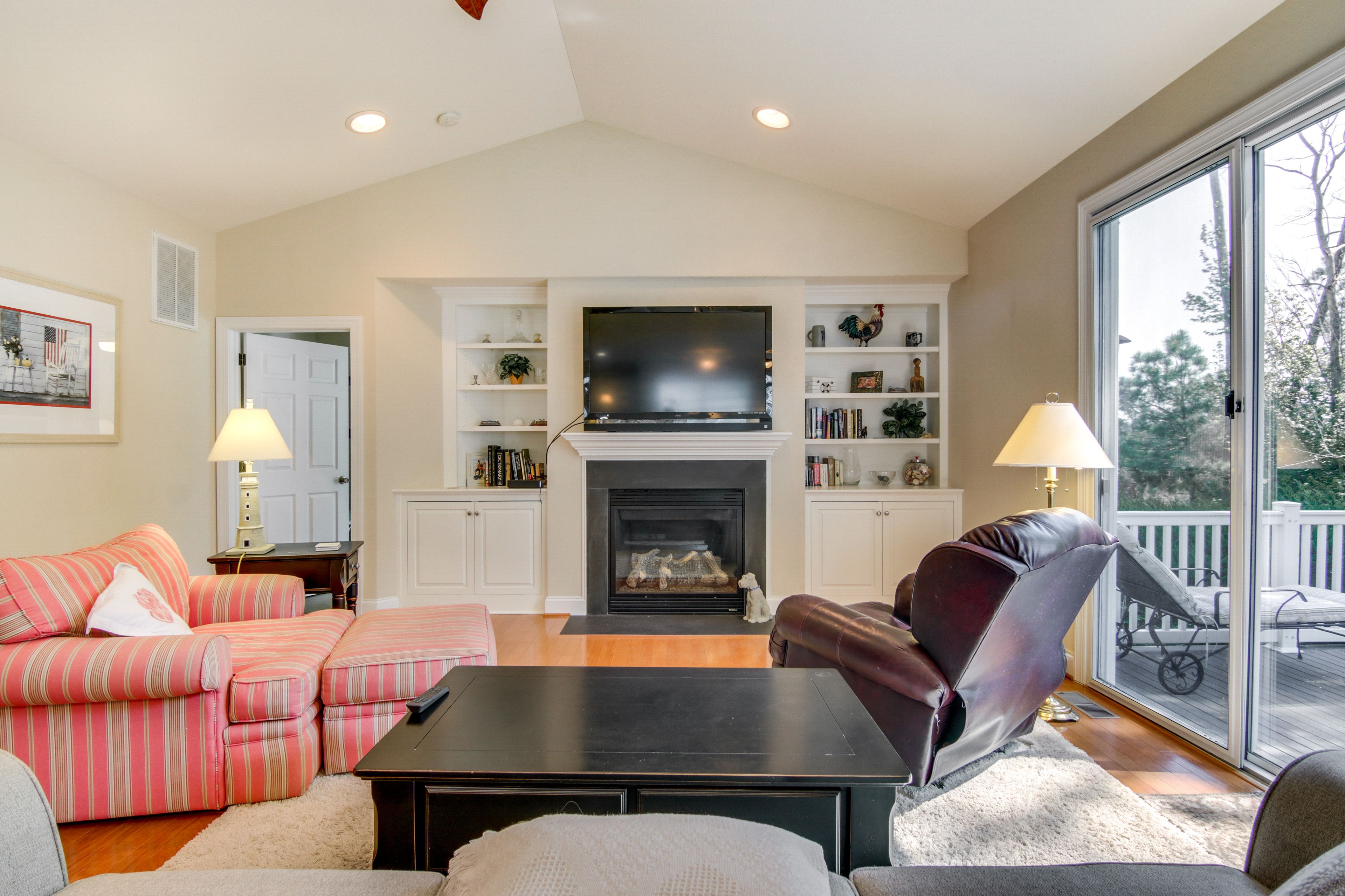 Living Room | 1st Floor | Smart TV | Free WiFi | Central A/C & Heating