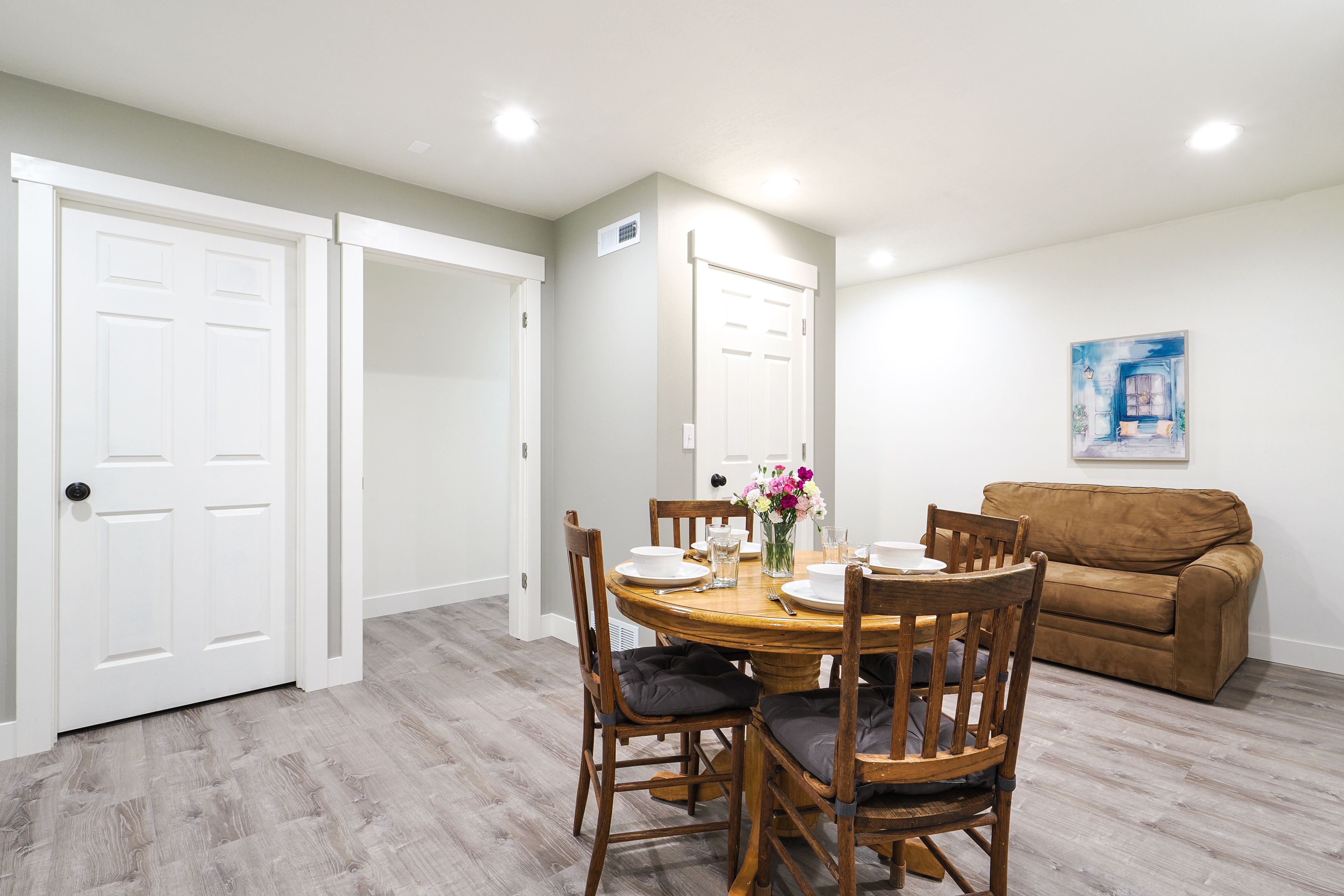 Dining & Seating Area | Twin Sleeper Sofa | Dishware & Flatware Provided