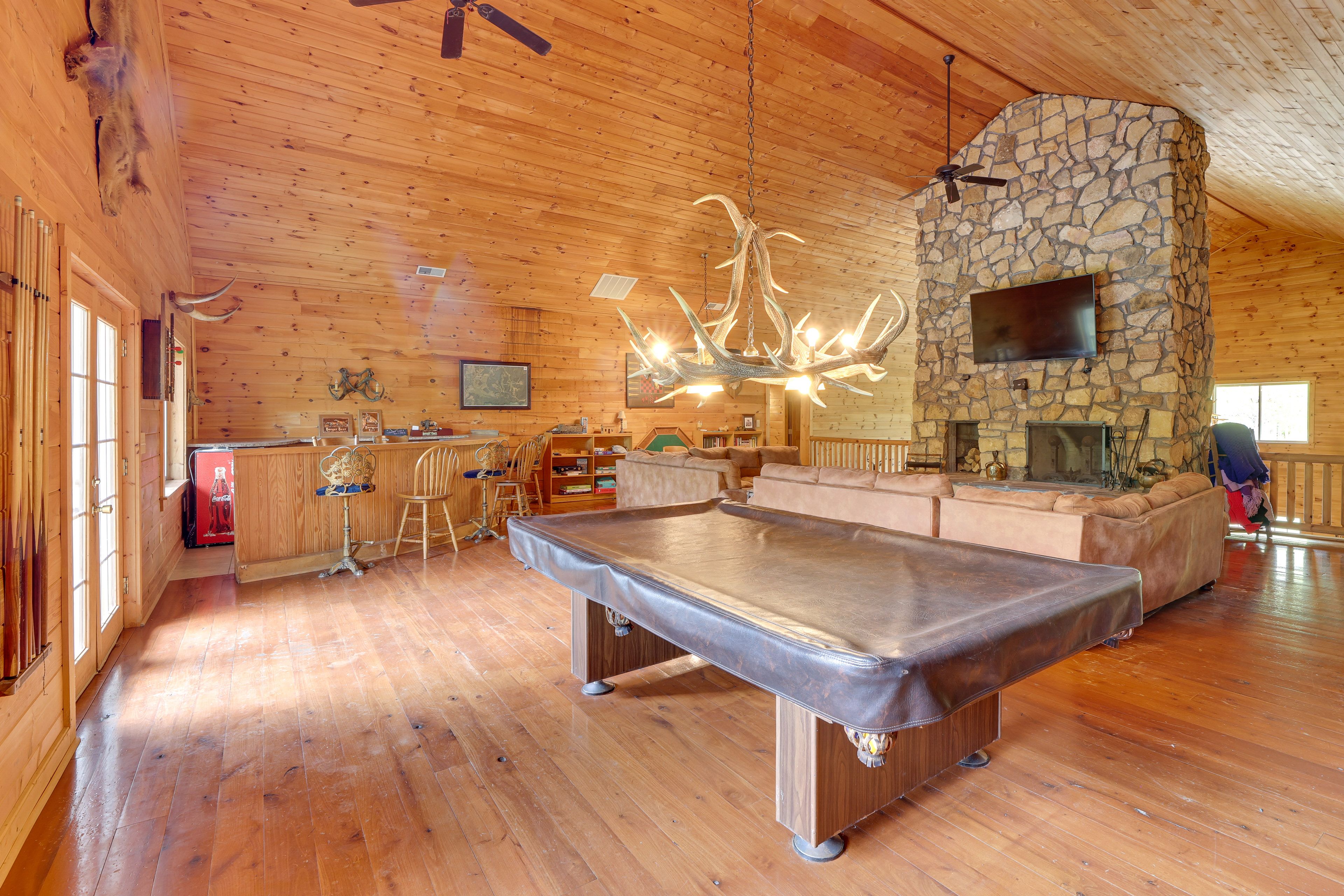 2nd-Floor Living Room | Smart TV | Free WiFi | Pool Table | Darts | Bar