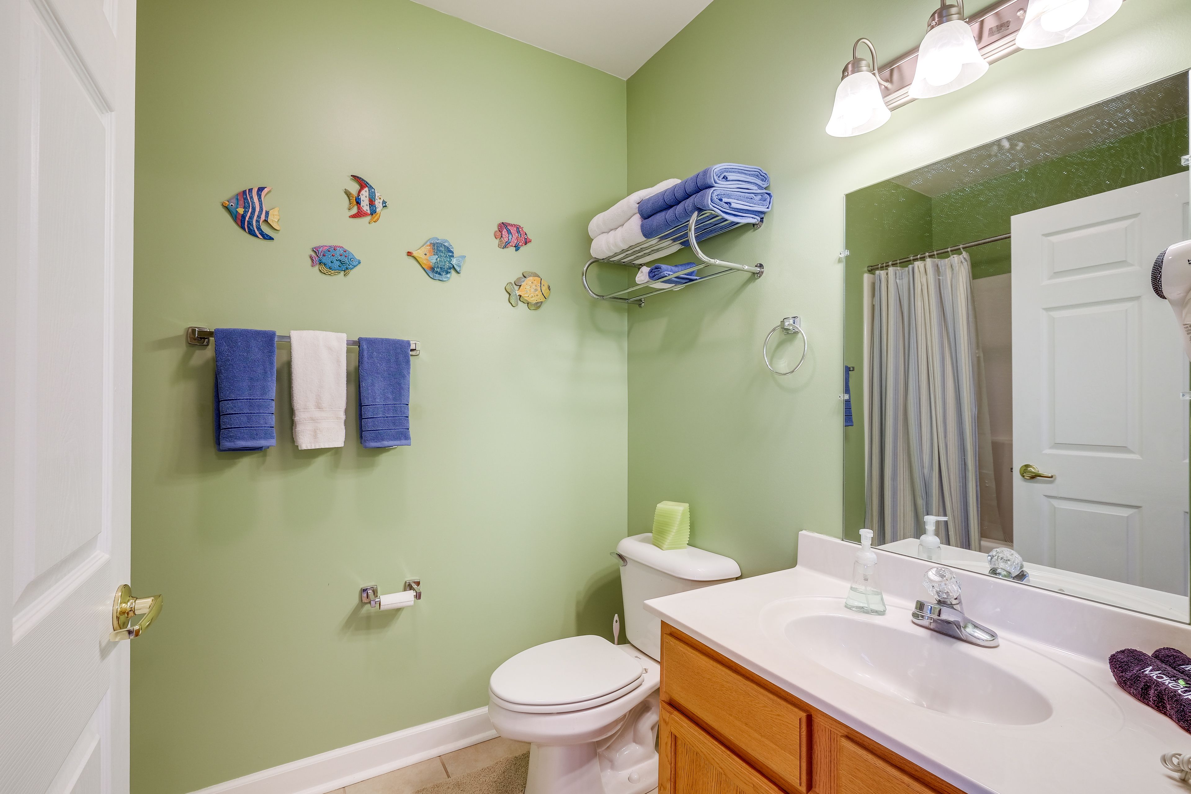 Full Bathroom | Towels Provided