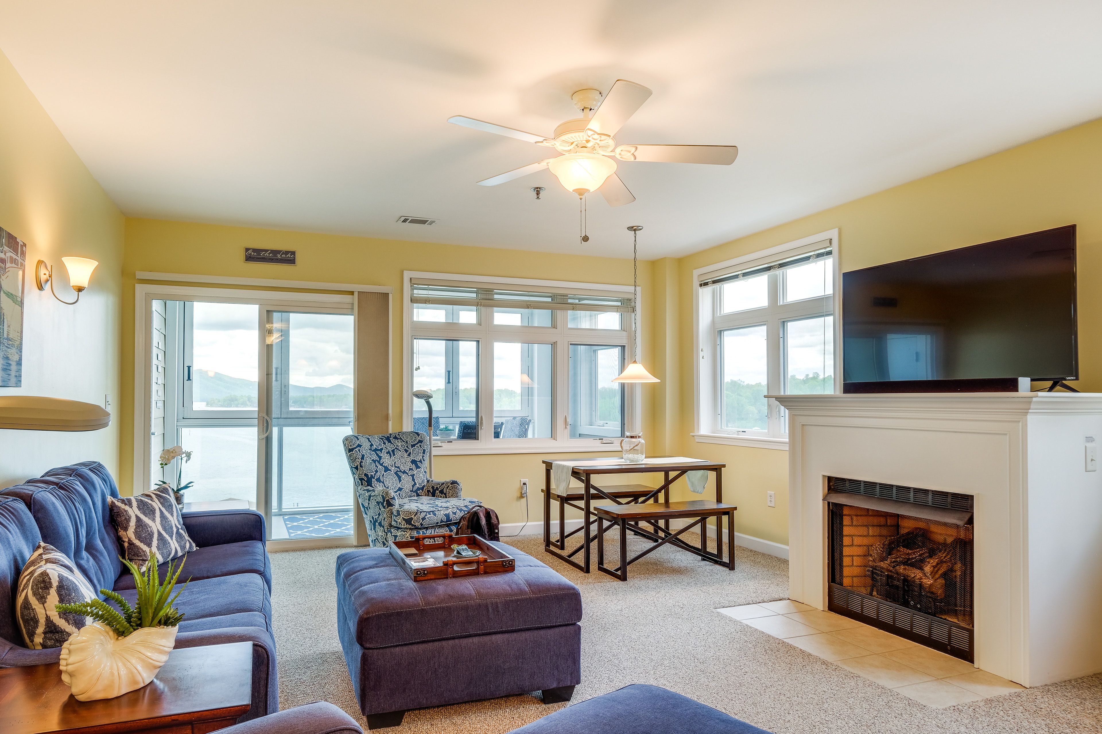 Living Room | Smart TV | Free WiFi