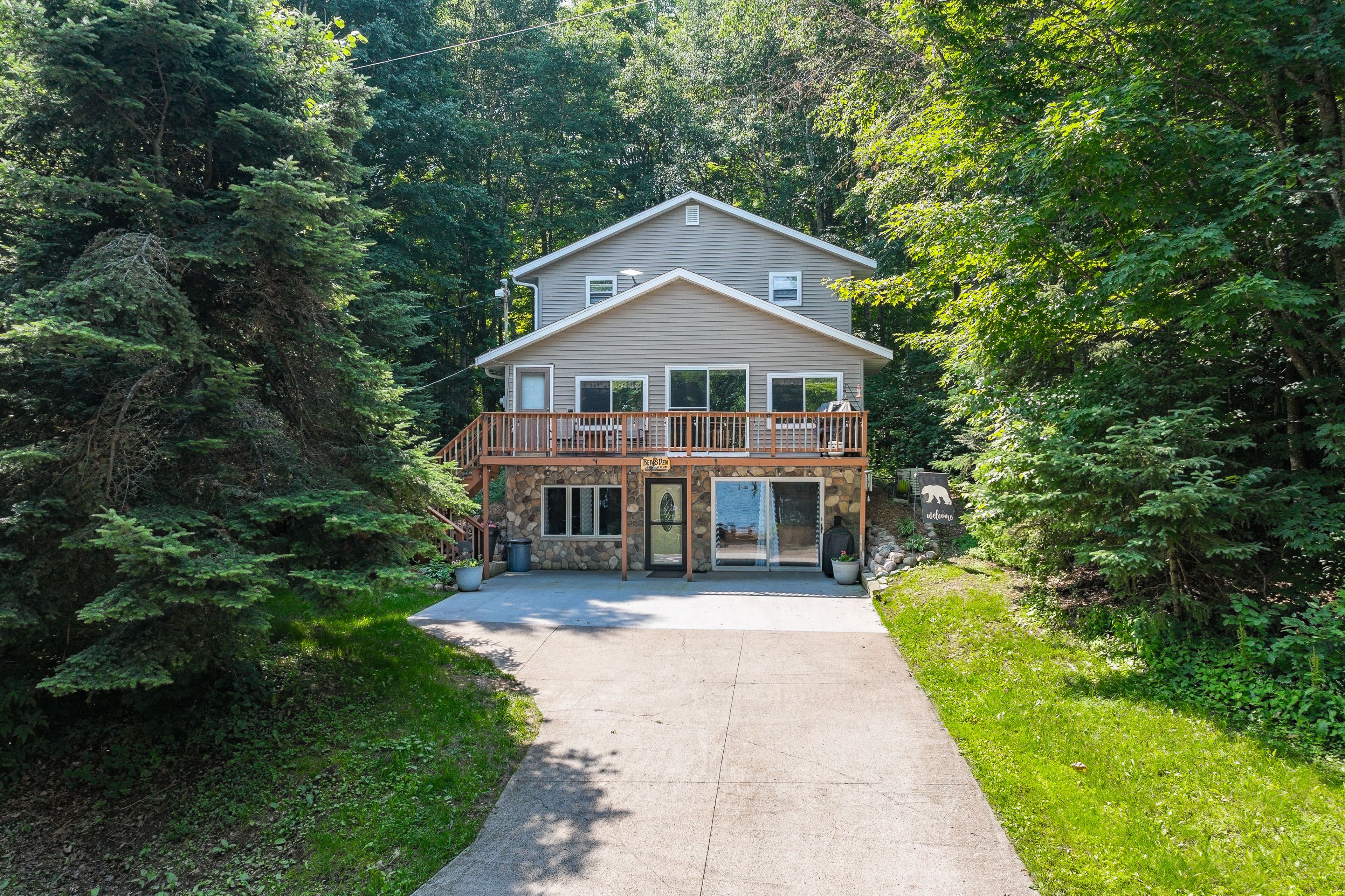 Parking | Driveway (7 Vehicles) | Trailer Parking Allowed On-Site