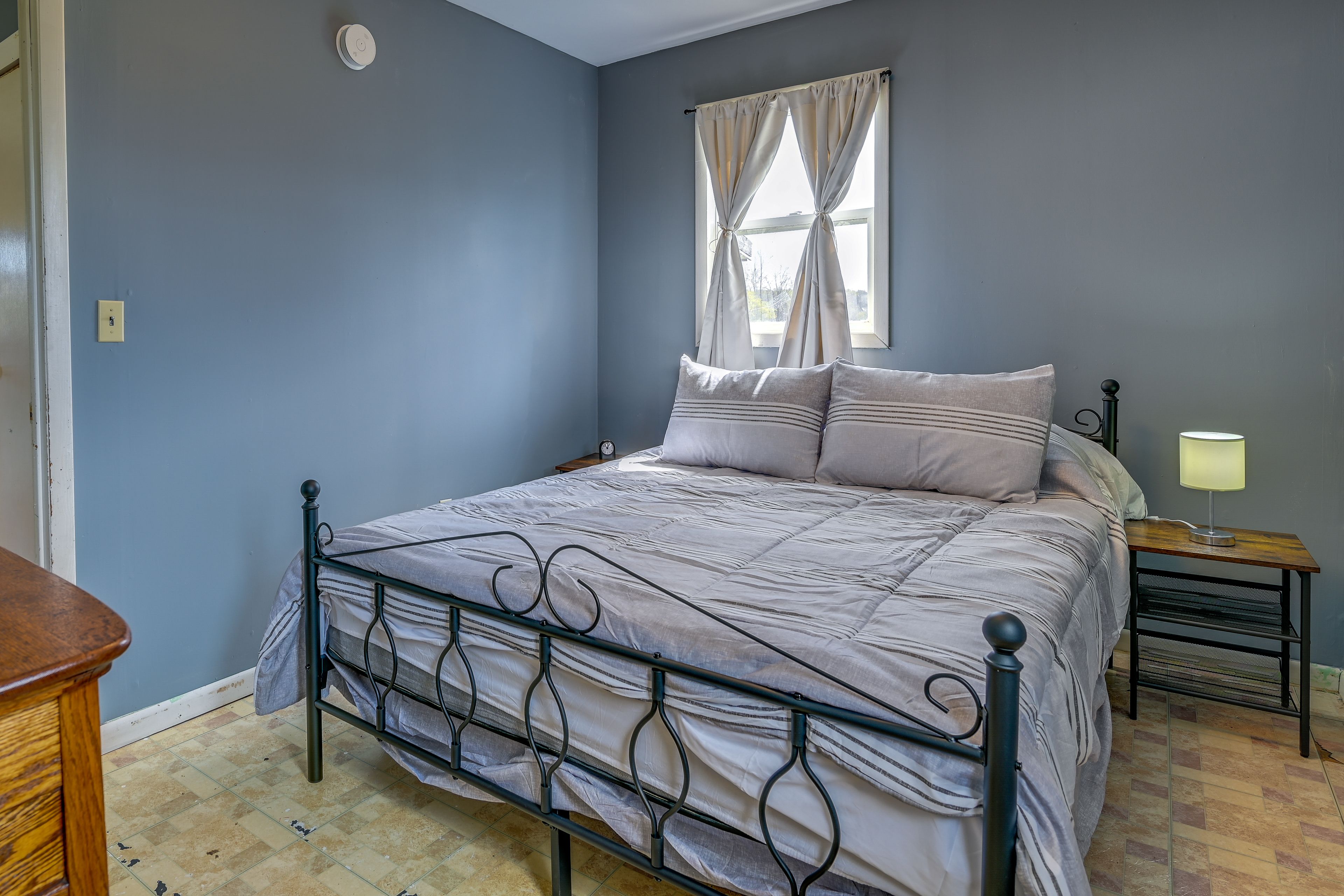 Bedroom 1 | Queen Bed