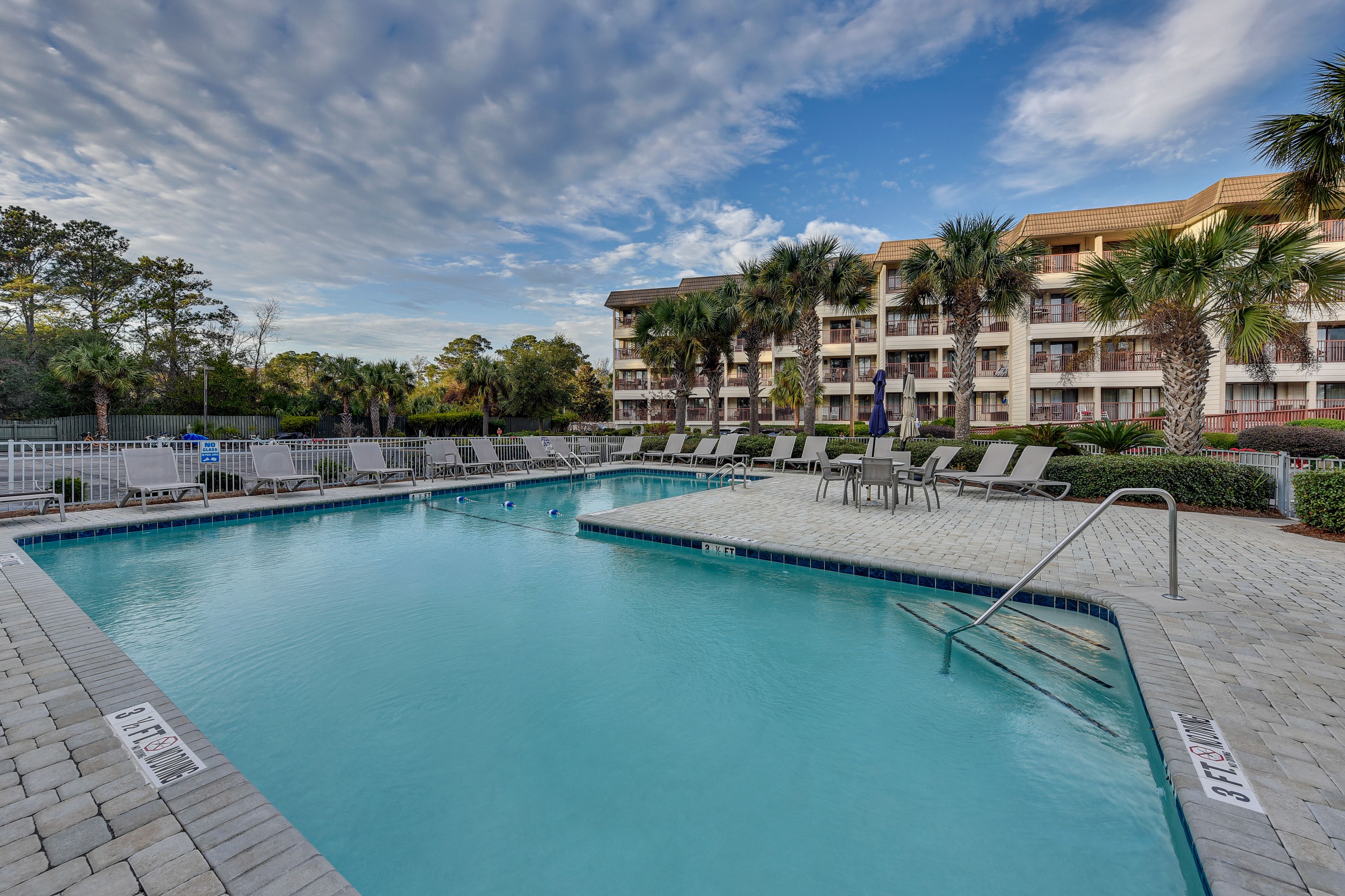 Hilton Head Island Beach & Tennis Resort Community Amenities | Outdoor Pool