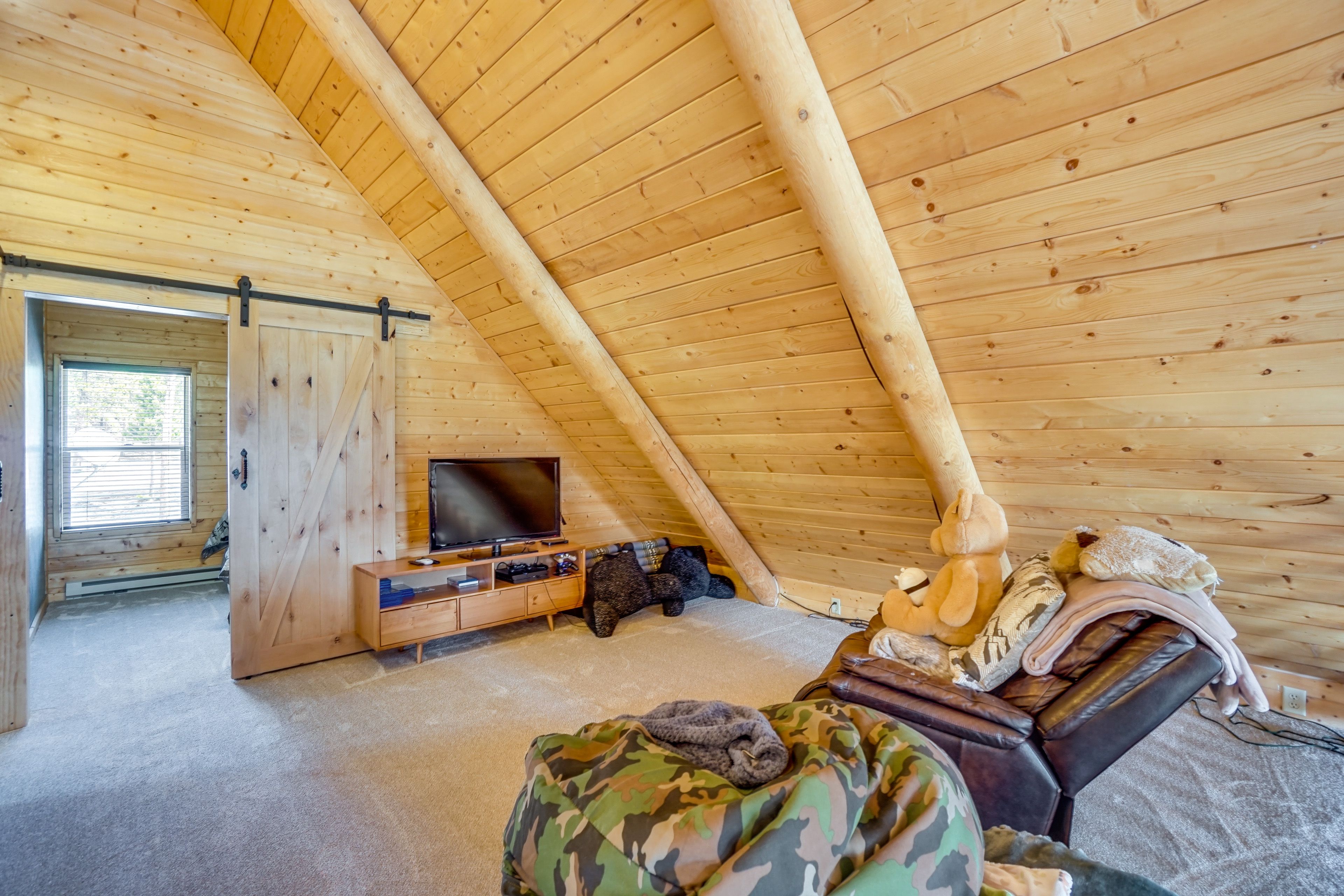 Loft | Flat-Screen Cable TV