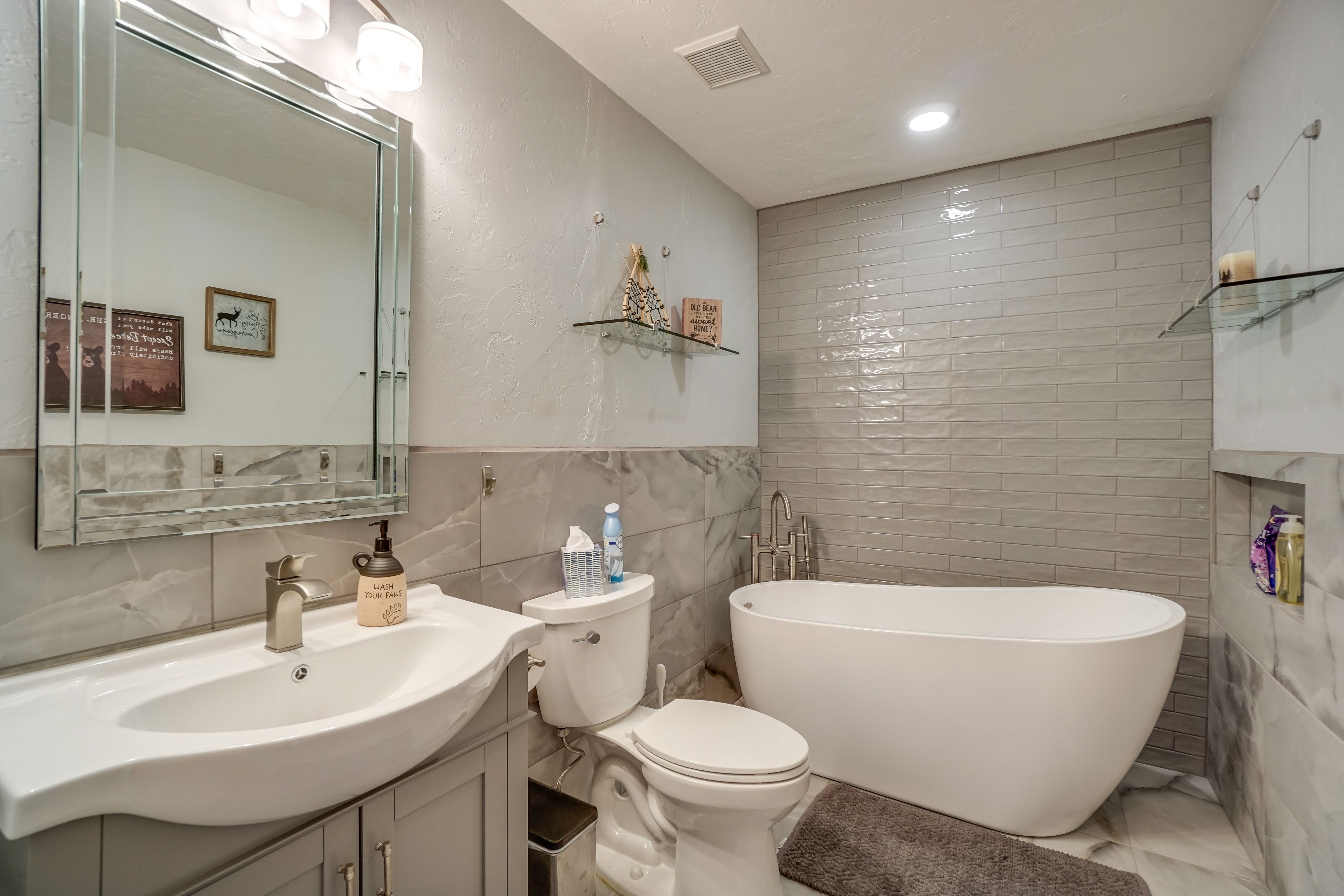 Full Bathroom | Complimentary Toiletries | Hair Dryer | Towels Provided