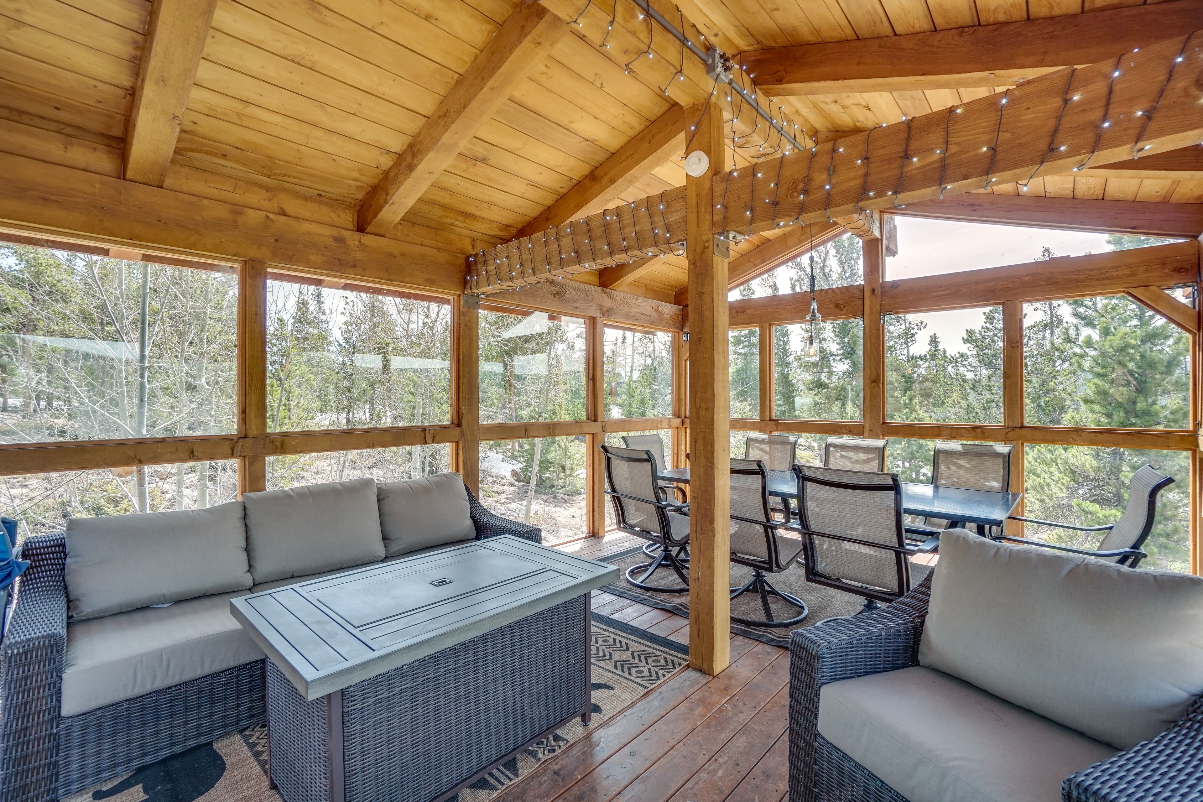 Screened-In Deck | Gas Fire Pit (Propane Provided)