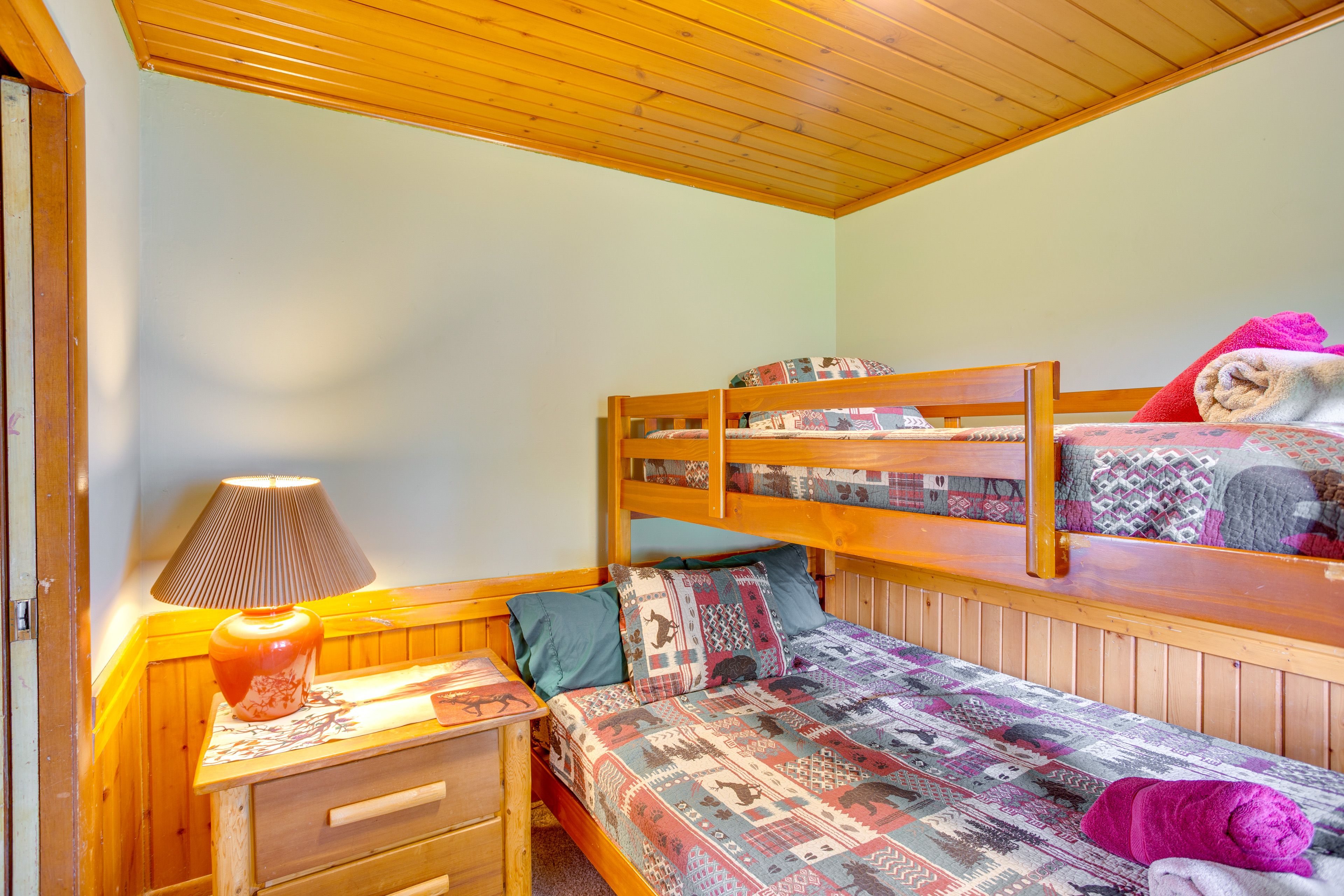 Bedroom 2 | Twin/Full Bunk Bed