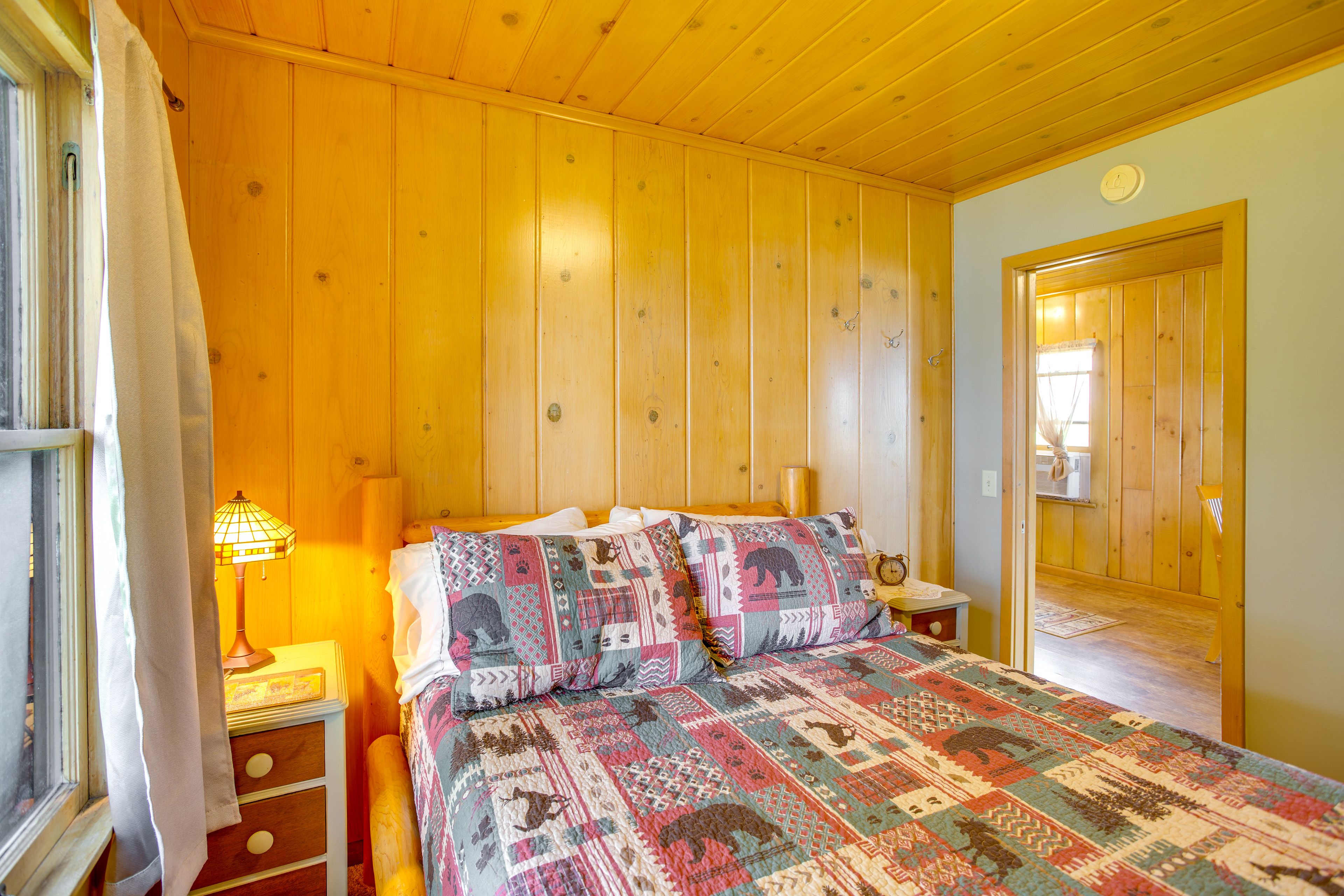 Bedroom 1 | Queen Bed