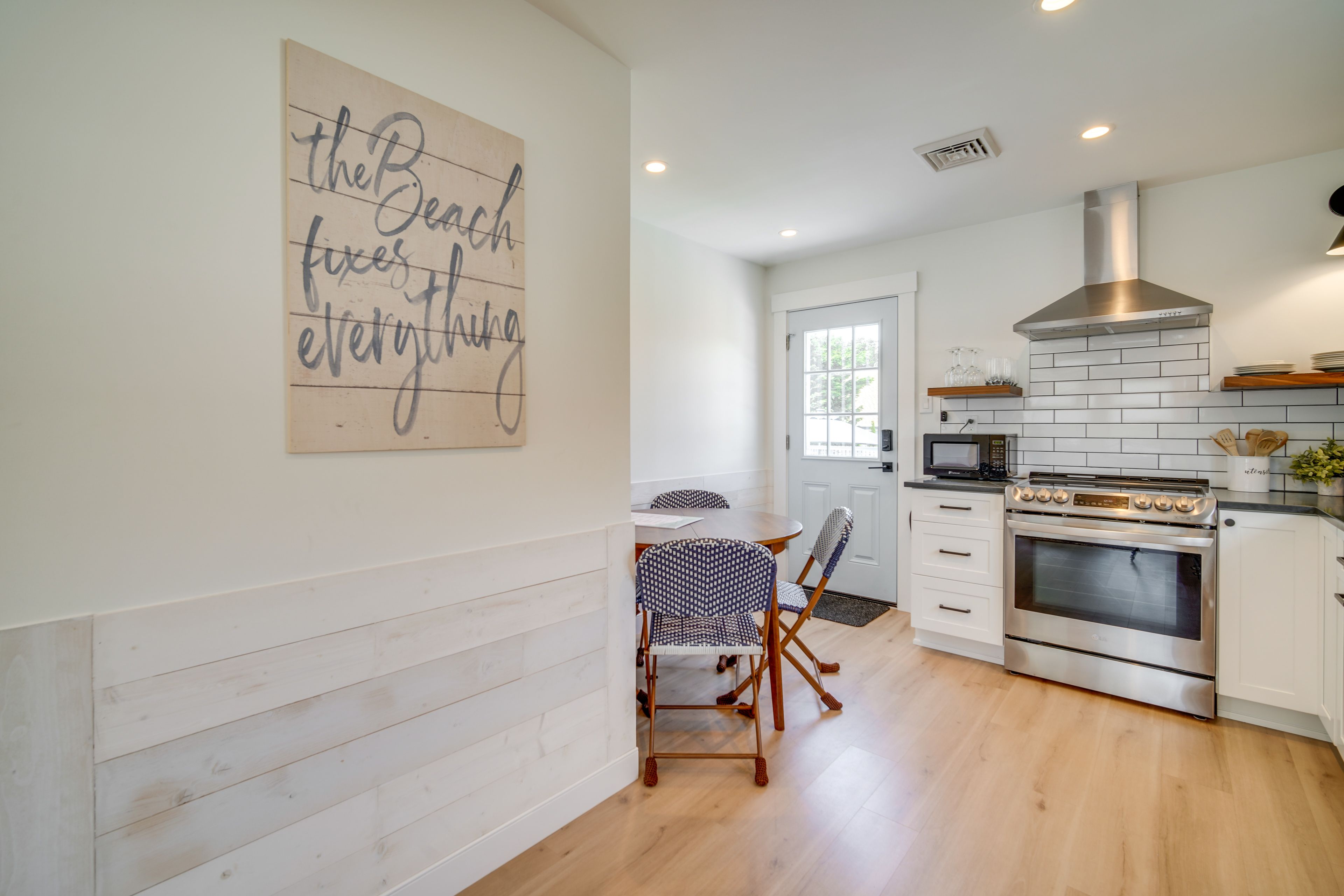 Dining Area | Dishware & Flatware Provided