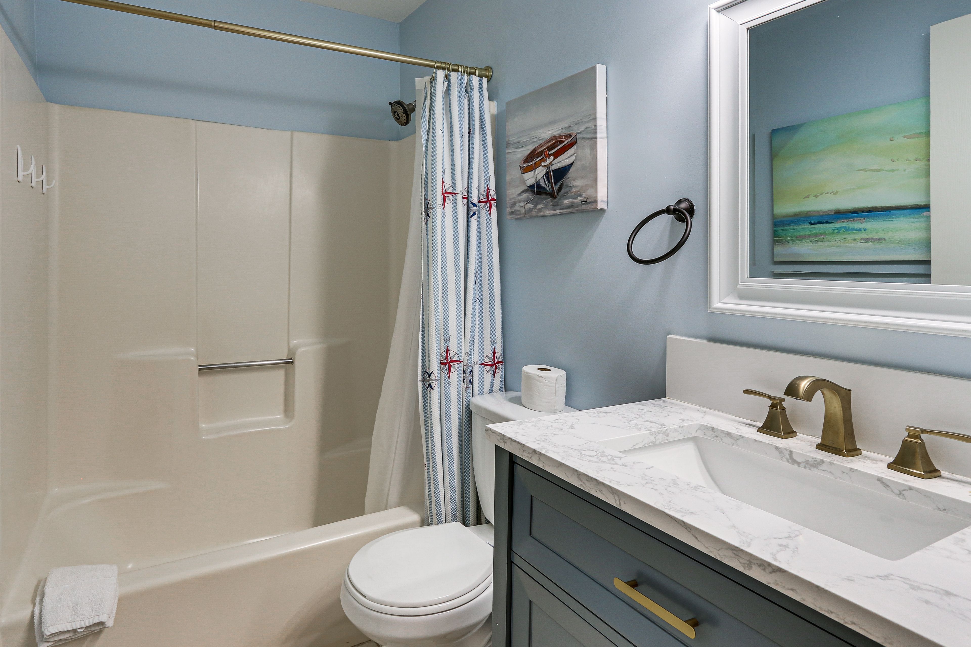 Full Bathroom | Towels Provided