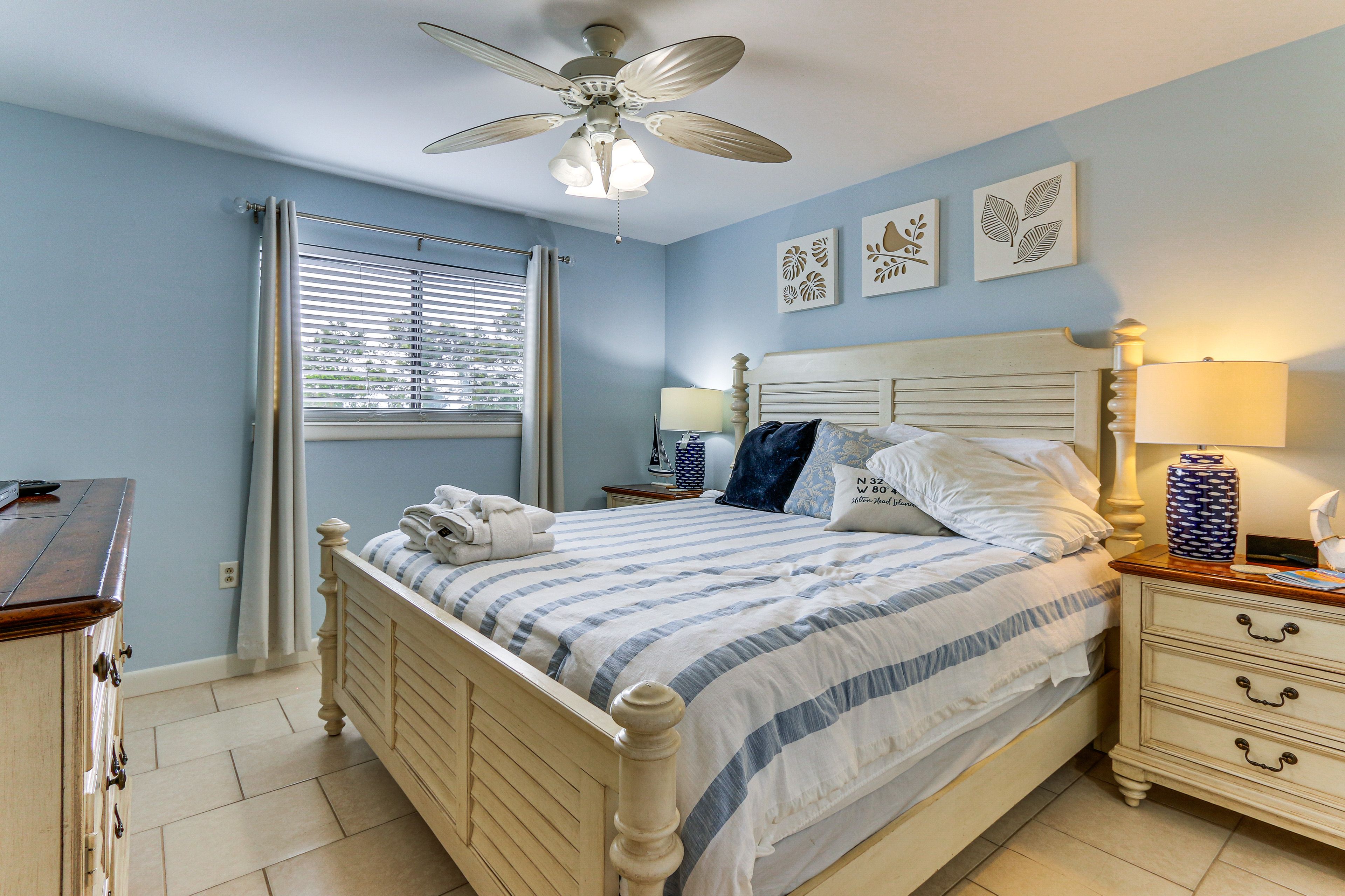 Bedroom 1 | Queen Bed