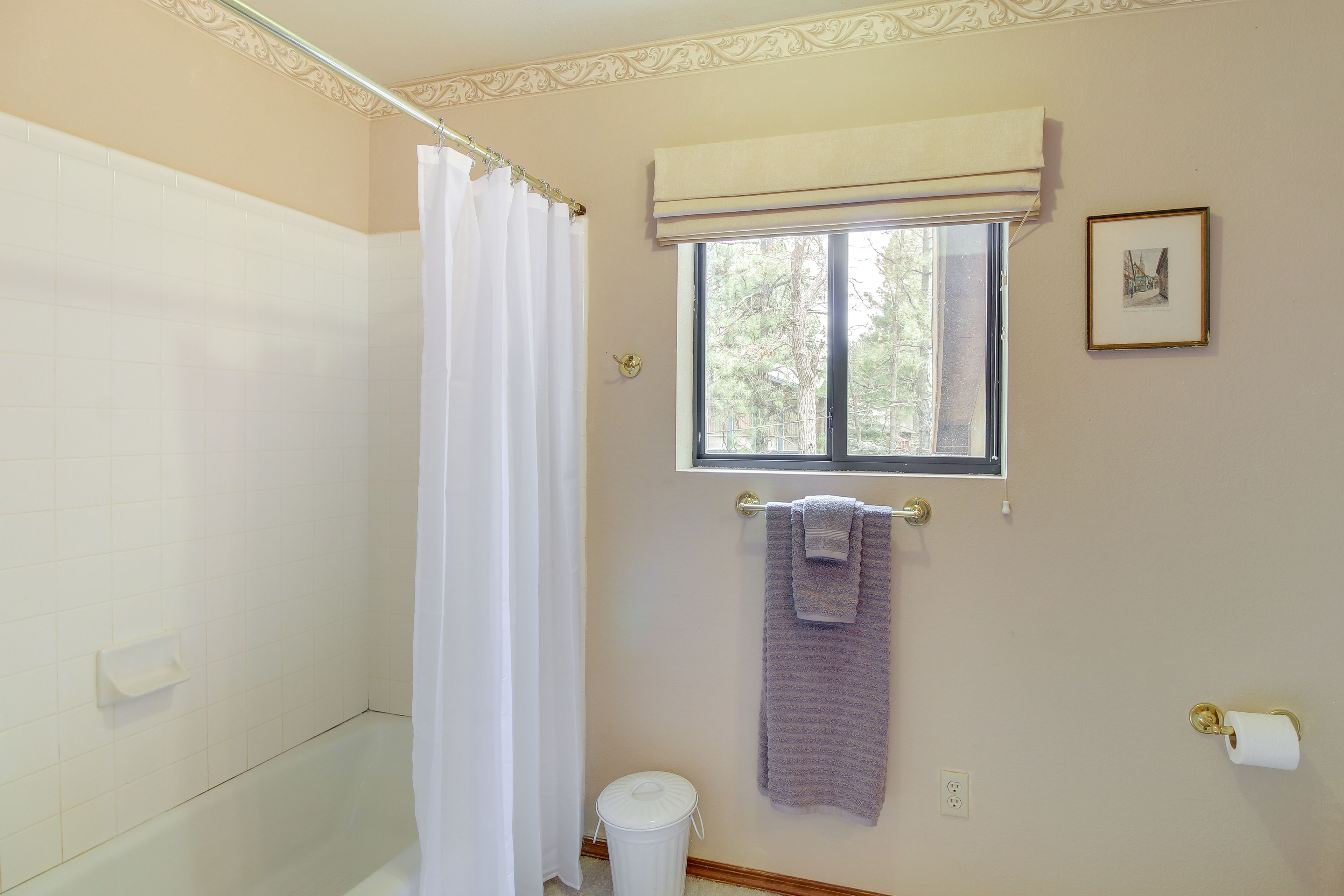 Full Bathroom | 2nd Floor | Towels Provided
